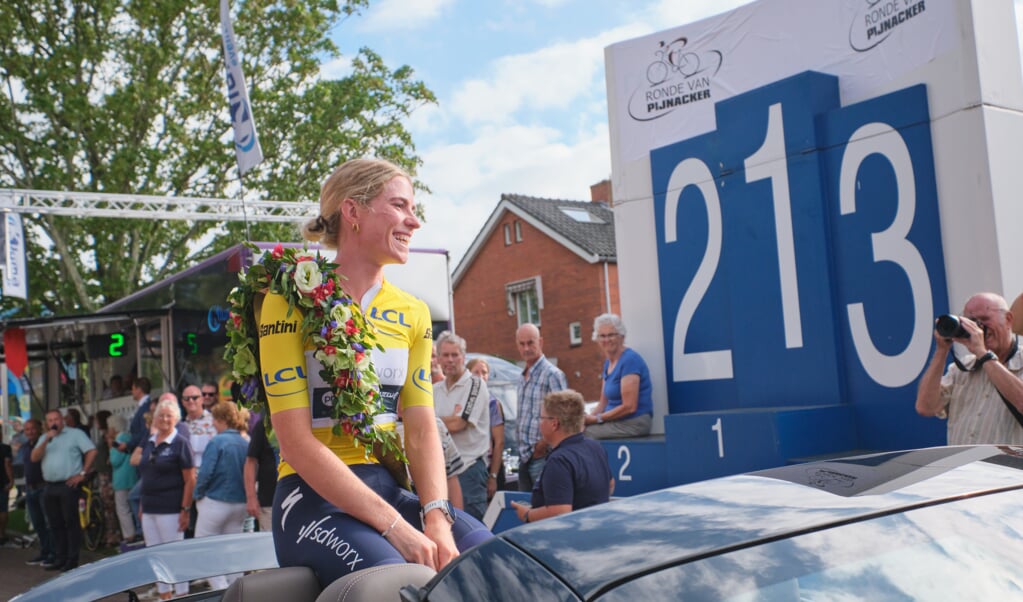 Demi Vollering in haar gele trui tijdens de Ronde van Pijnacker afgelopen zomer. 