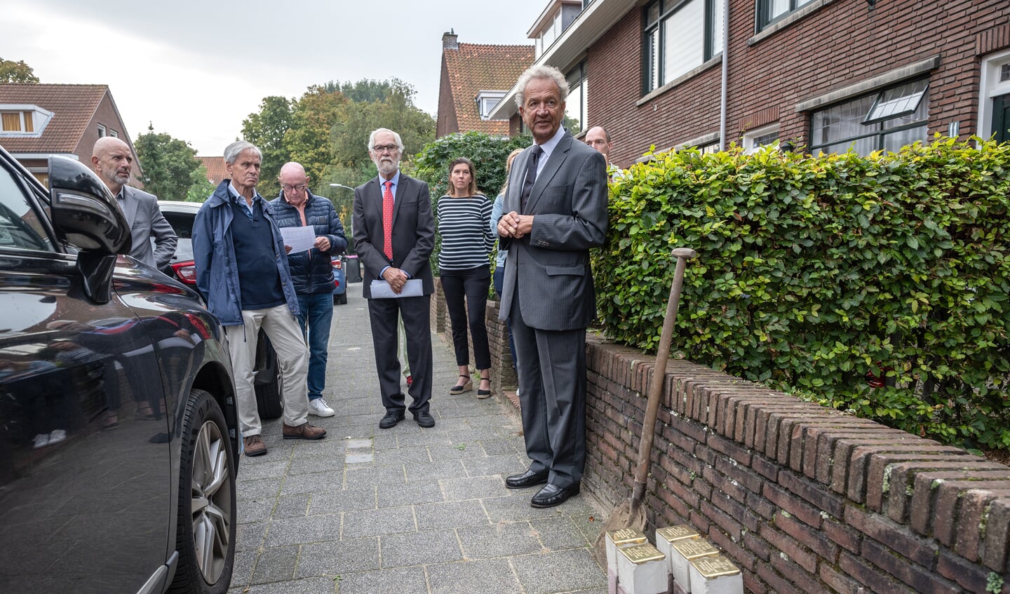 Michiel van Haersma Buma, oud-burgemeester van Voorburg en voorzitter van de stichting Stolpersteine bij de te plaatsen struikelstenen (foto: Michel Groen).