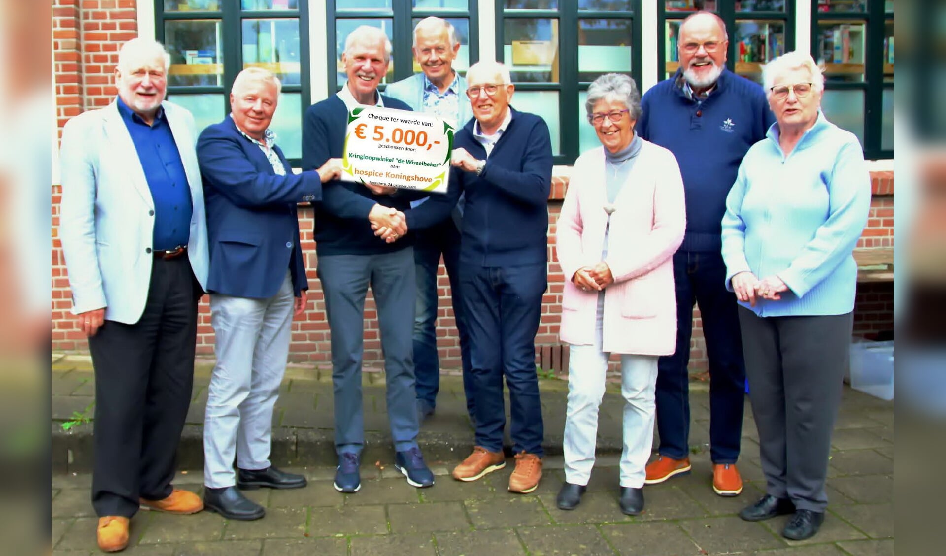 Kees van der Kraan overhandigt een cheque van 5.000 euro aan Peter Hoofman.