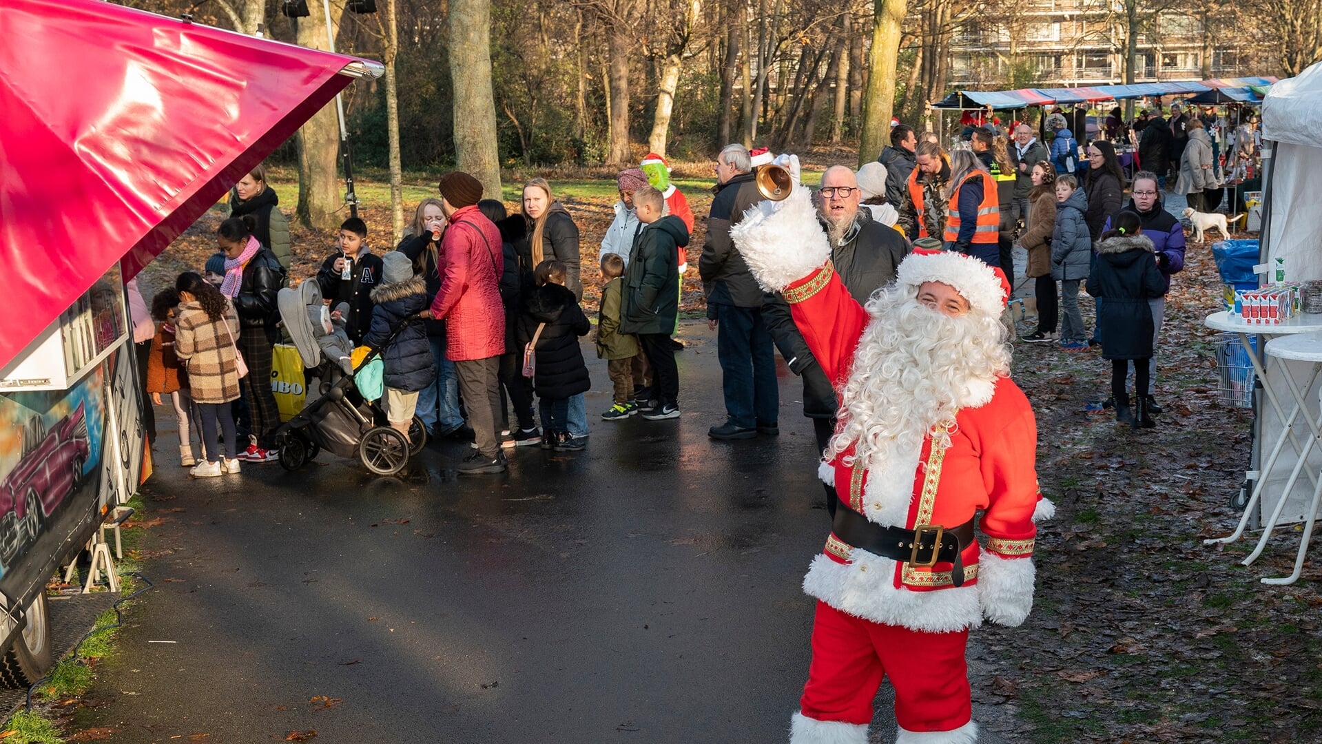 Veel bezoekers waren vorig jaar, ondanks de kou, op het Noorderlichtfeest in Prinsenhofpark afgekomen (archieffoto: Michel Groen).