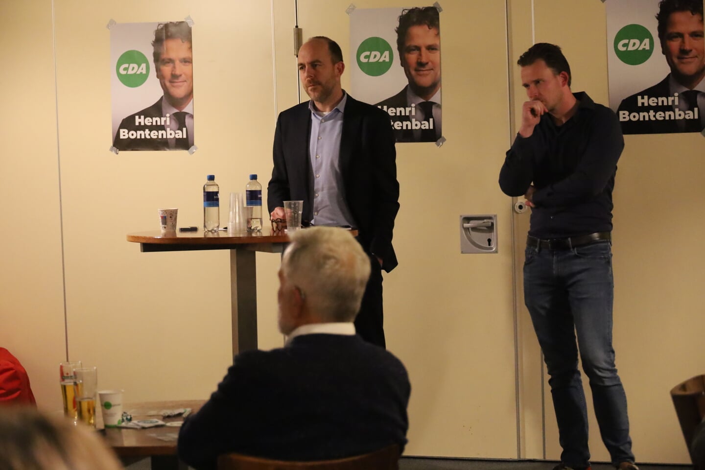 Bart van den Brink (links) luistert aandachtig naar de inbreng van het publiek.