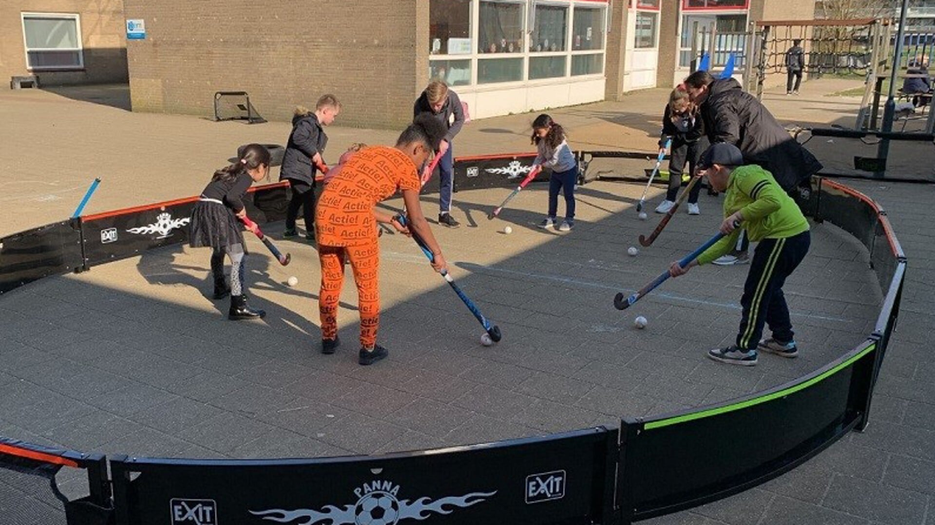 Urban Hockey clinic op een schoolplein in Zoetermeer. Foto: pr