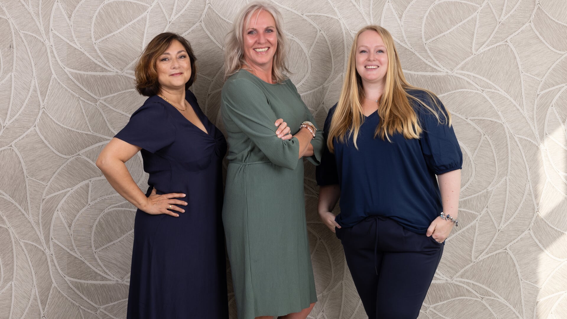 Miranda, Nienke en Astrid ontvangen iedereen gastvrij in de winkel van Kok Wonen in de Stationsstraat in Pijnacker.