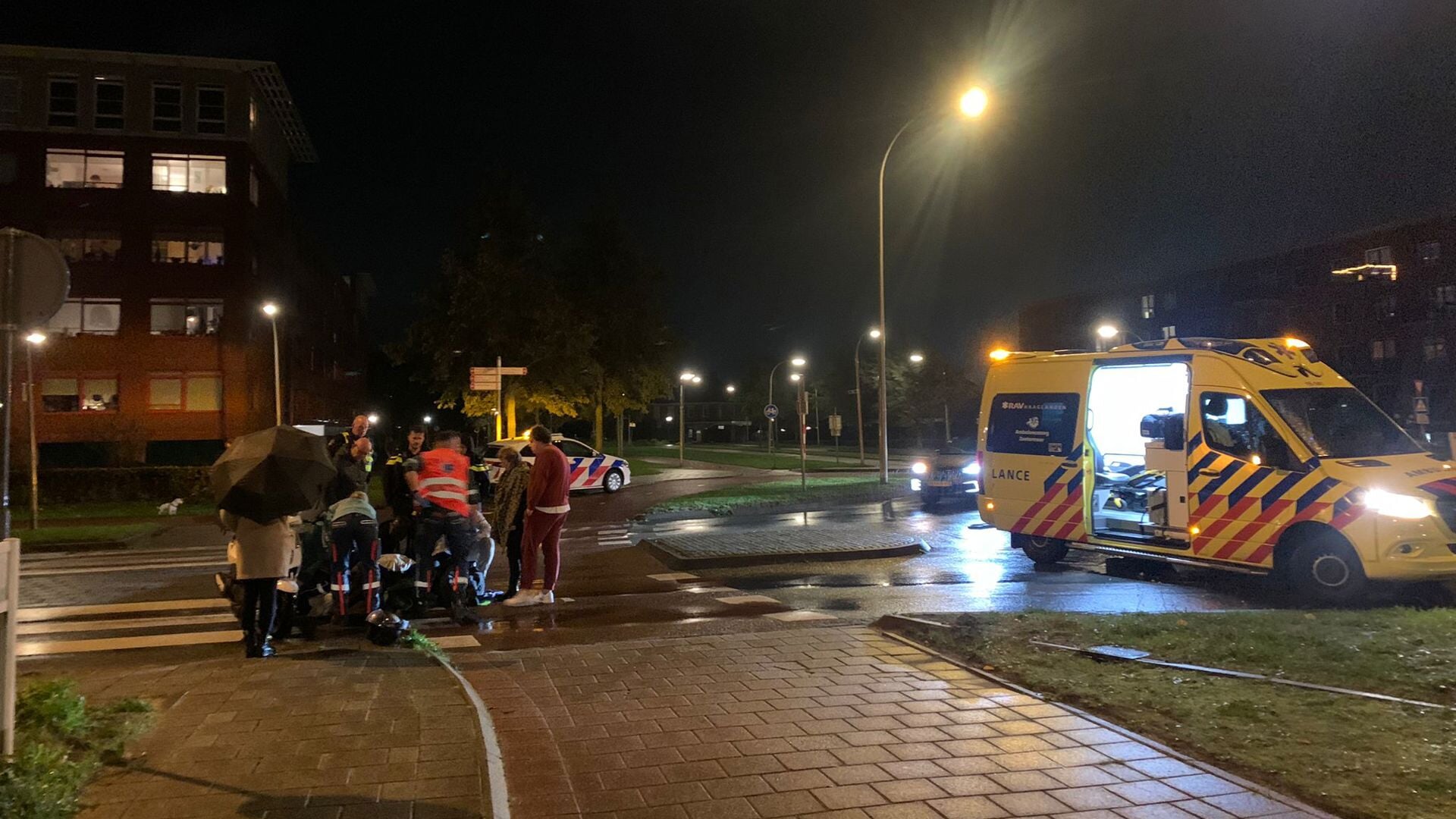 Veel passanten hadden zich in de regen ontfermd over het slachtoffer.