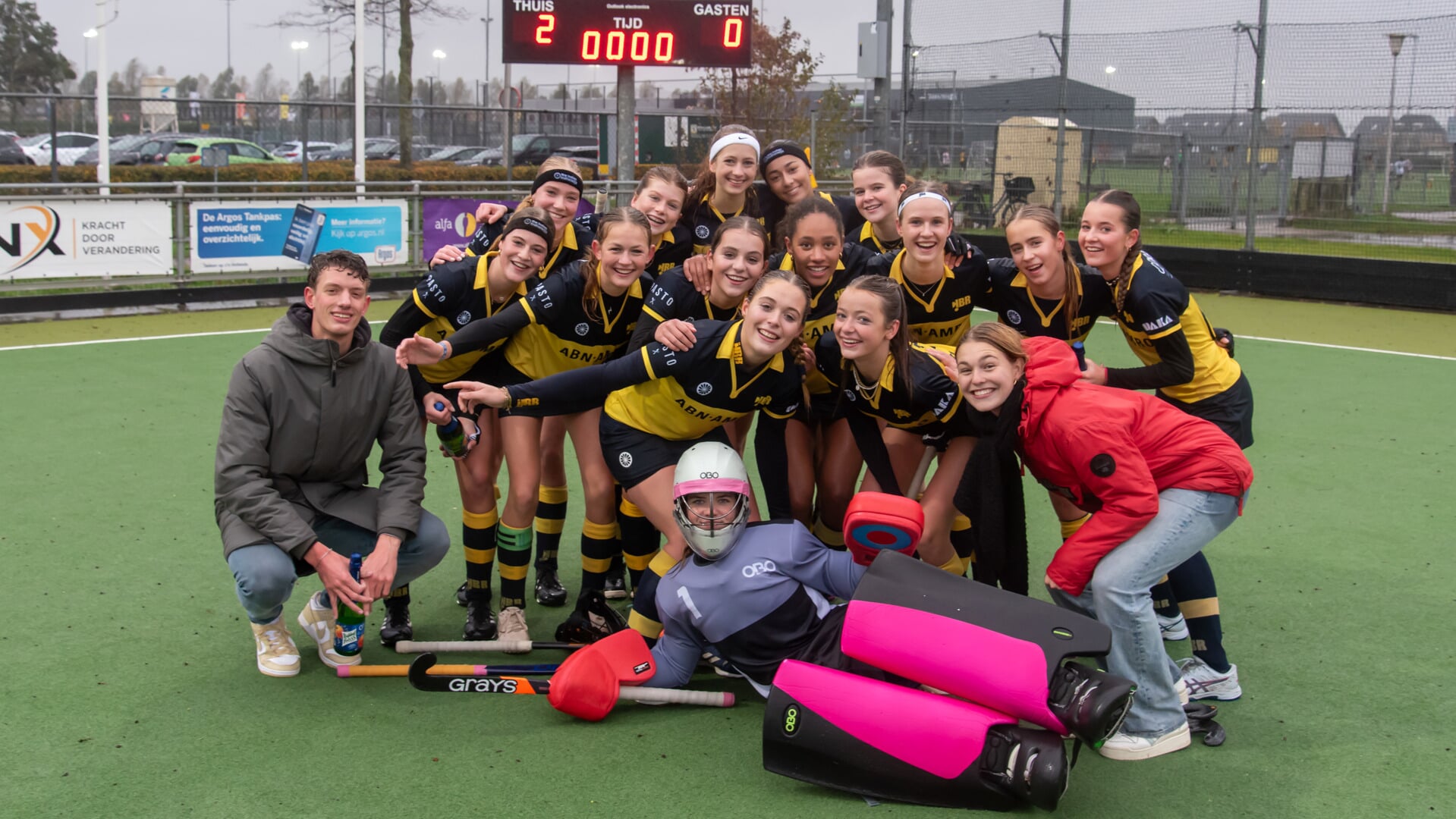 Blije gezichten bij speelsters en coaches van HBR MO16-1 na bereiken van Super B. (Foto: Erik van Dort)