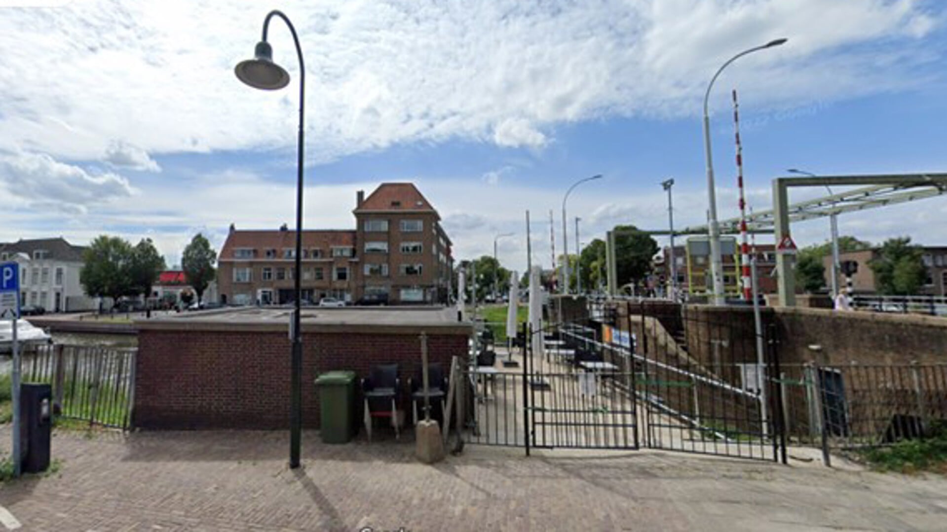 Het terras op een compartimenteringskering van het Hoogheemraadschap van Delfland (foto: Google Streetview).