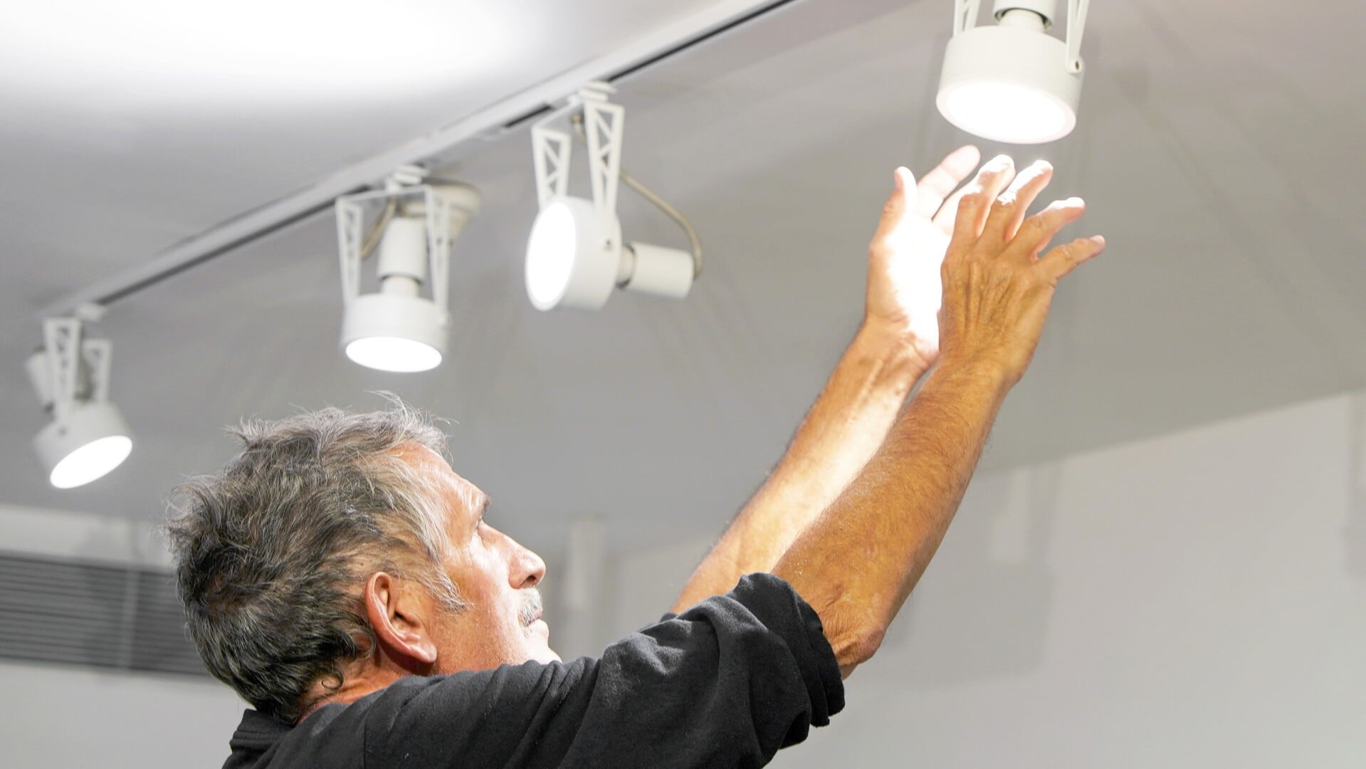 Man vervangt lampen vereniging door duurzamere LED verlichting.