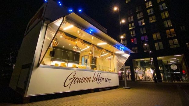 Genieten van oliebollen op Raadhuisplein Pijnacker