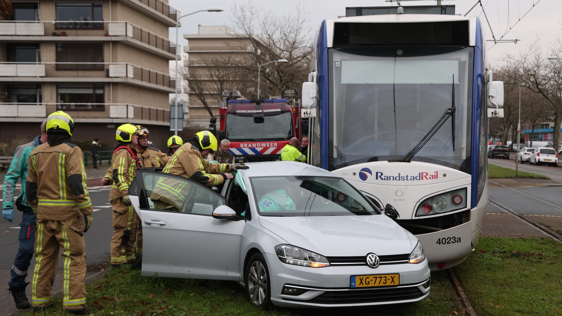 Brandweerlieden openden met een hydraulische spreider een portier, zodat de inzittende de auto uit kon (foto: Rene Hendriks).