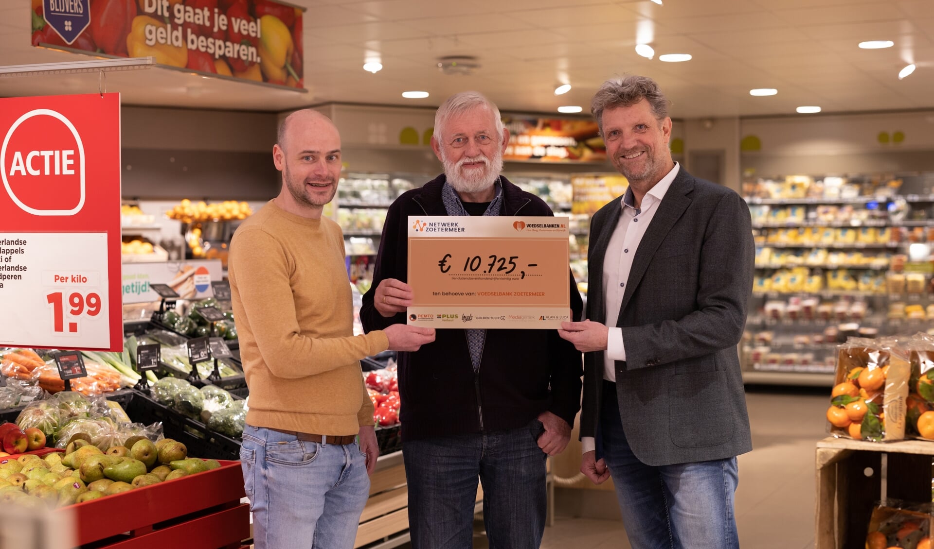 De cheque is door Ruud Steggerda en Adriaan Verheul uitgereikt aan de Voedselbank. Foto: Caroline Winter