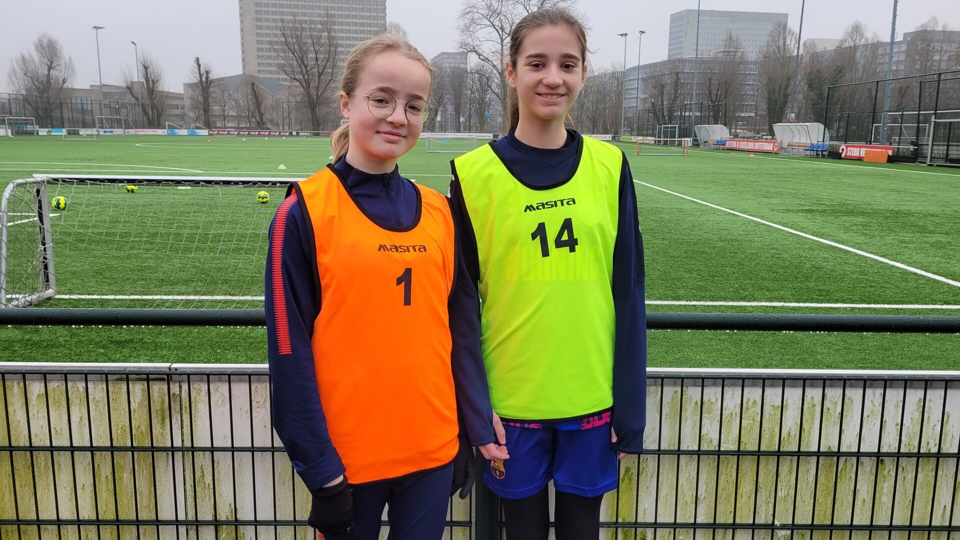 Anna (links) en Laura langs de velden van Excelsior Rotterdam.