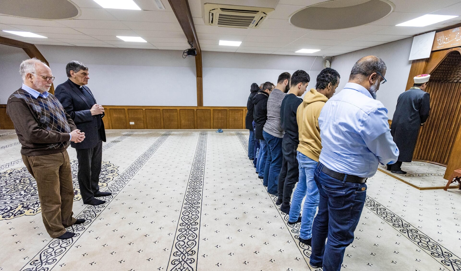  Interreligieus gebed samen met bestuur Turkse Moskee; met links Flip Bakker en Ad van der Helm, en rechts Shamier Madhar, de vertegenwoordigers van ILOZ/Beraad van Kerken. Foto: Nico Schouten