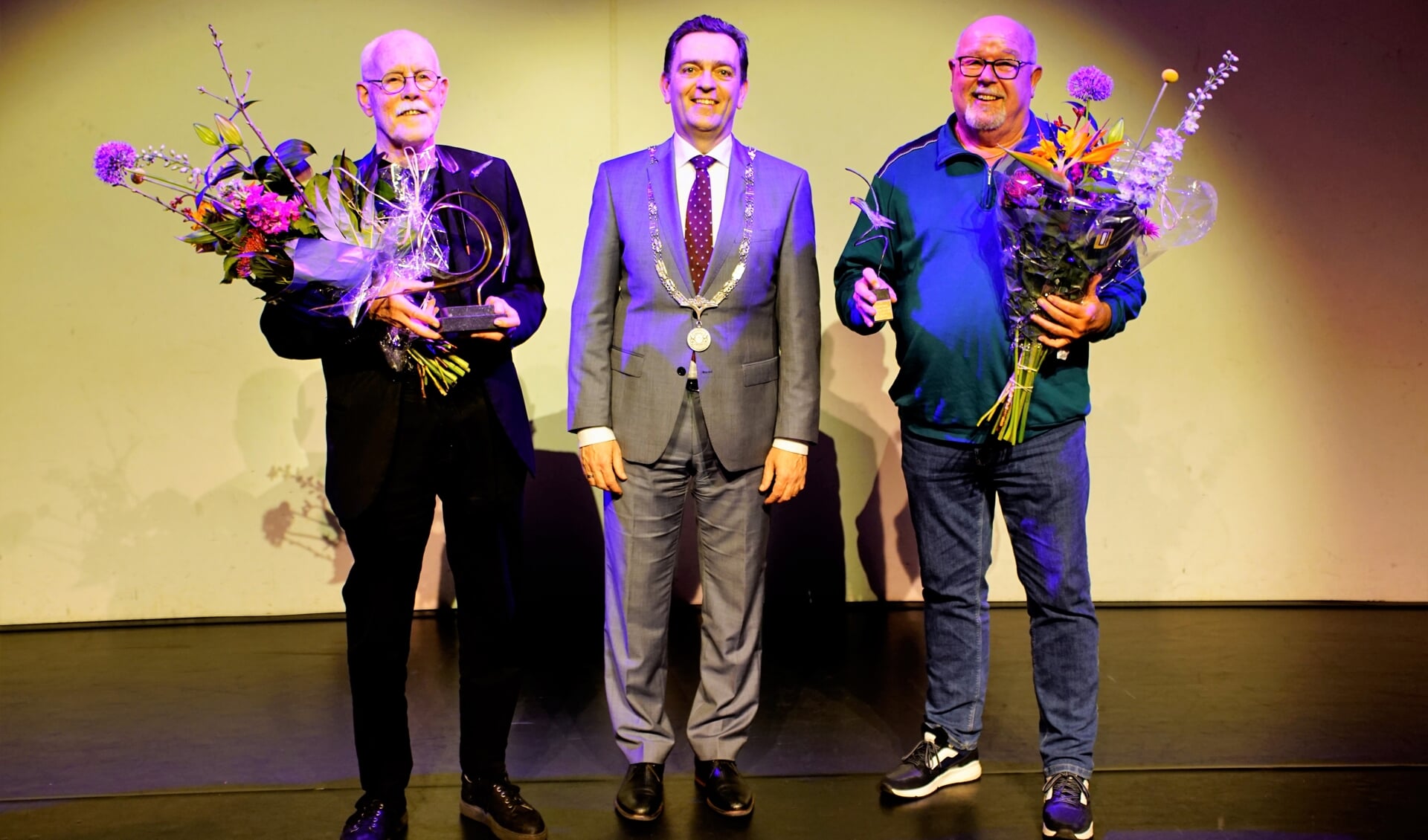 Burgemeester Michel Bezuijen met  winnaar Marus van der Made (l) en Ed Boutkan van Kunstgarage Franx. 