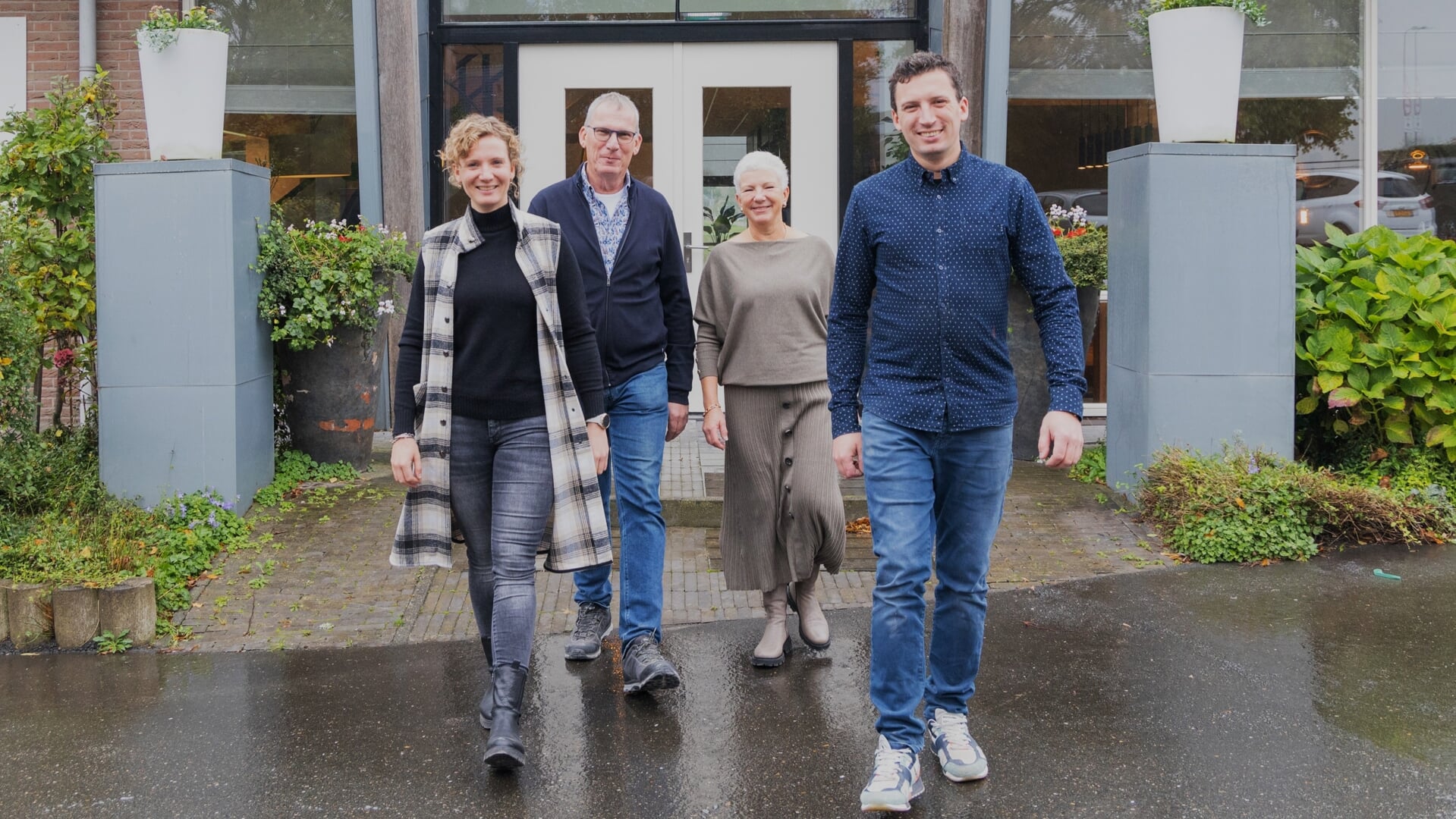 Frans, Mieke, Wouter en Lotte Tielemans voor Meubelmakerij De Stoof aan de Stompwijkseweg (foto: Echt Mooij fotografie).