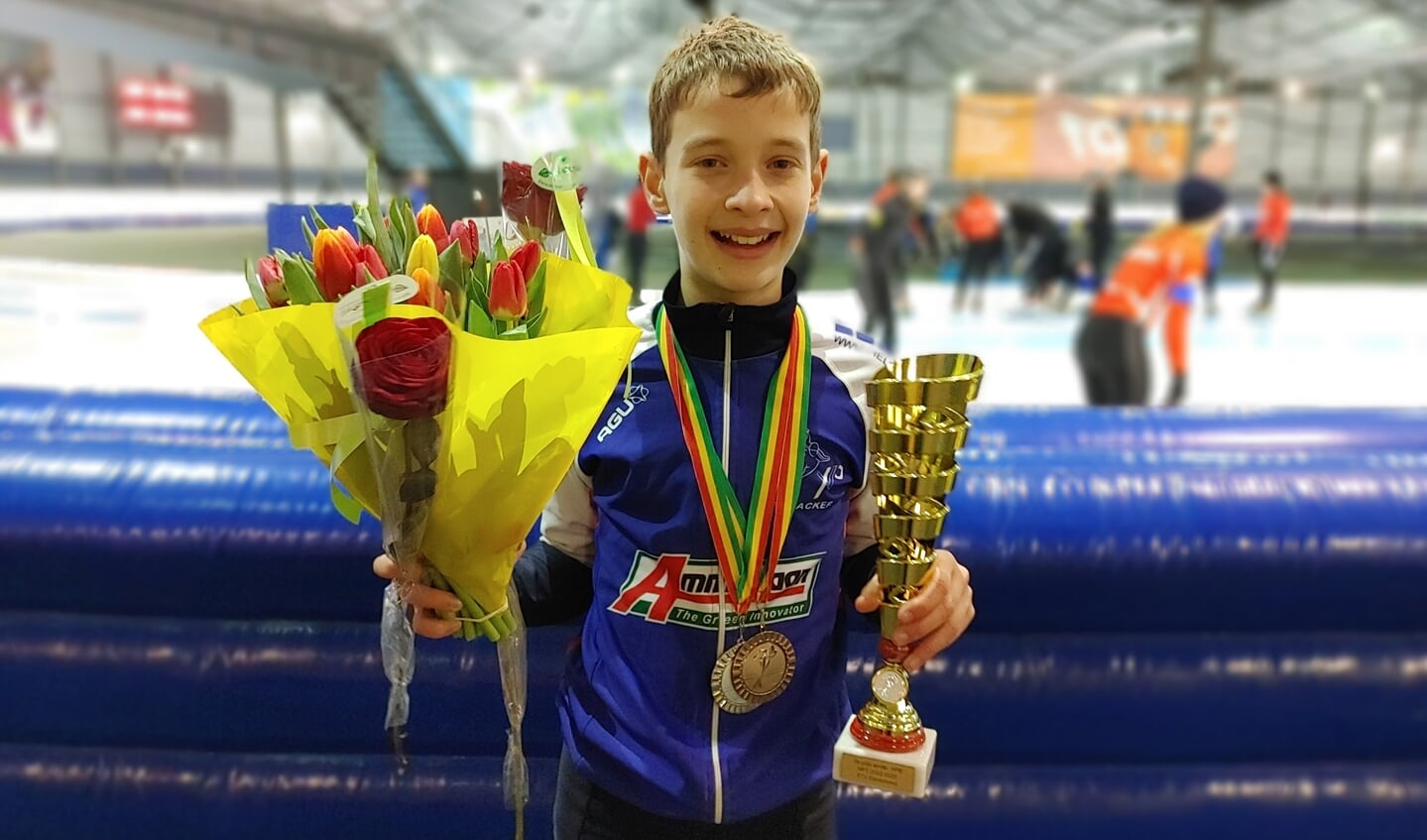 Het aanstormende talent Bjarne den Besten is als elfjarige bezig oude clubrecords van de IJsvereniging Pijnacker te verbeteren. Op deze foto poseert de Delfgauwenaar als kampioen van Zuid-Holland.