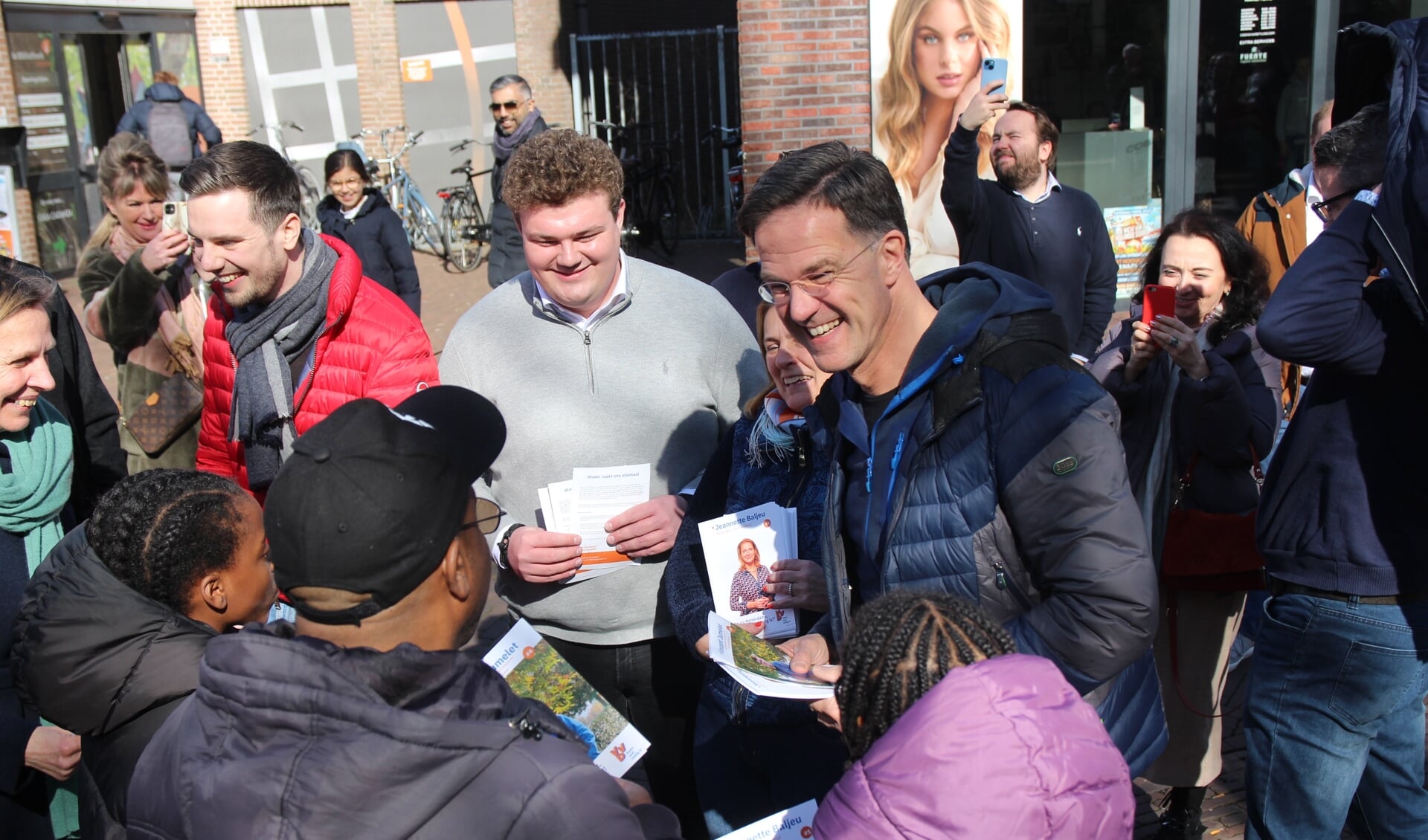 Premier Mark Rutte ging met plezier in gesprek en op de foto. Maar dan moest diegene wel een foldertje aannemen. 