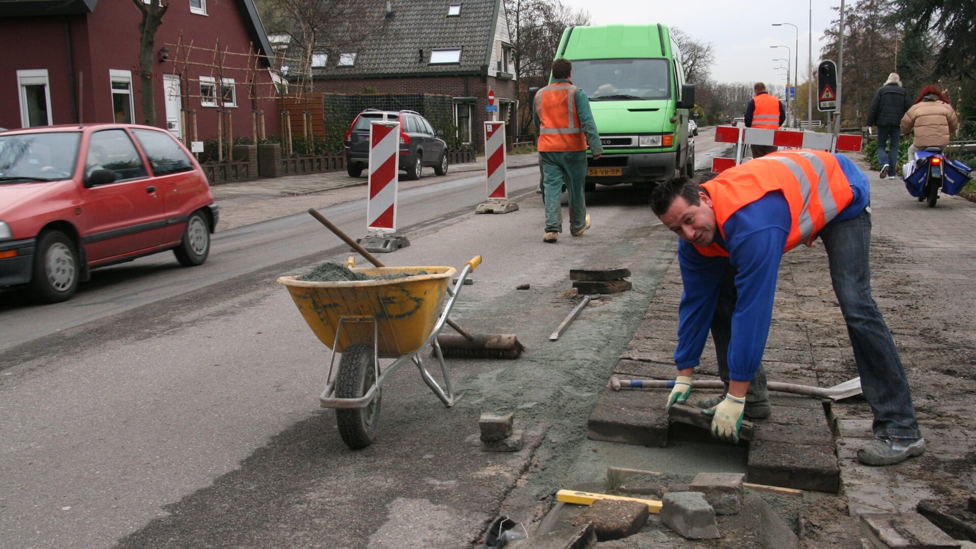Hier de Vlielandseweg 'under construction' op archieffoto. De weg is al grondig vernieuwd. Nu de kruising Katwijkerlaan nog.