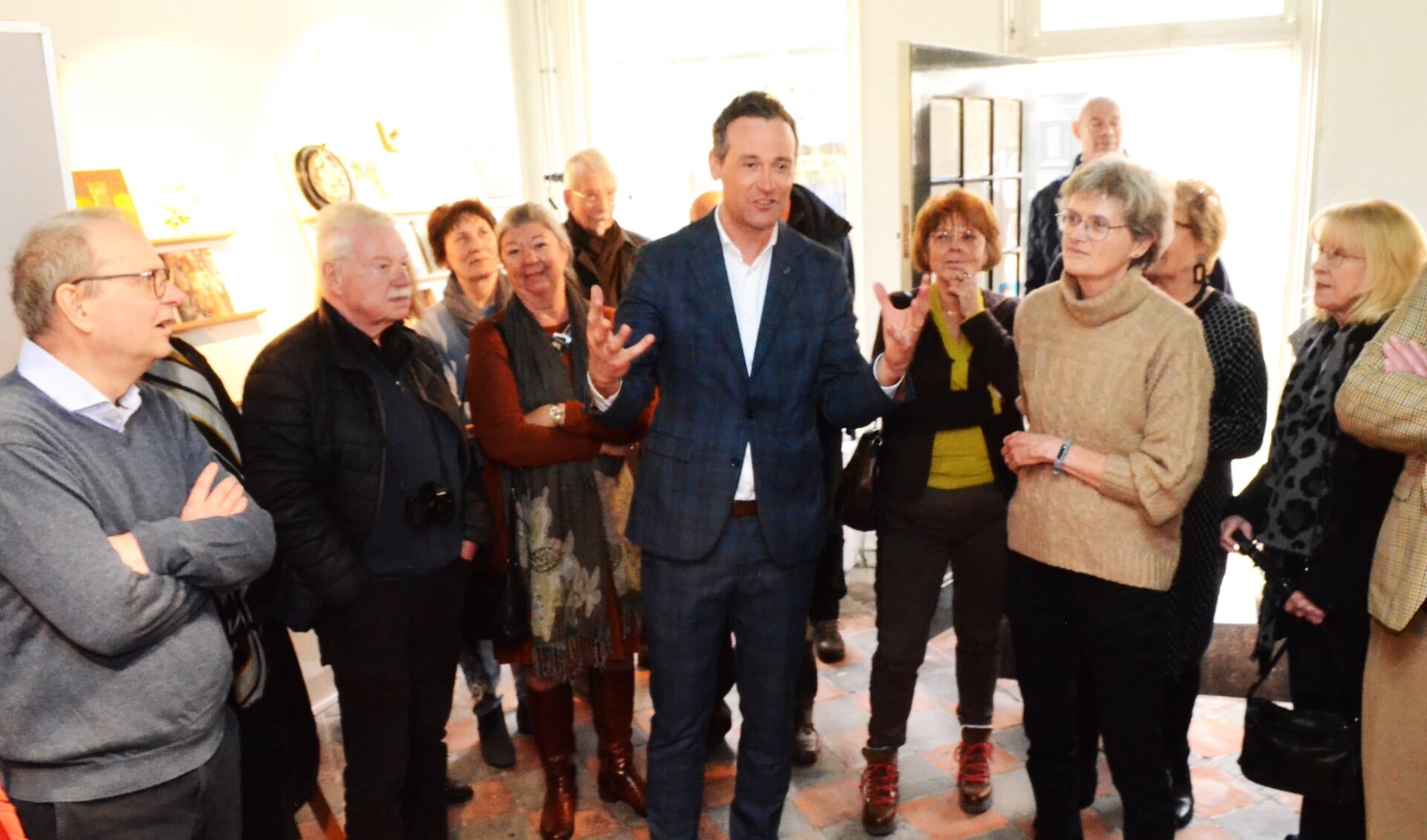 Wethouder Marcel Belt (midden) verrichtte de opening van de galerie en toonde zich enthousiast (foto: Bob Schoutsen).