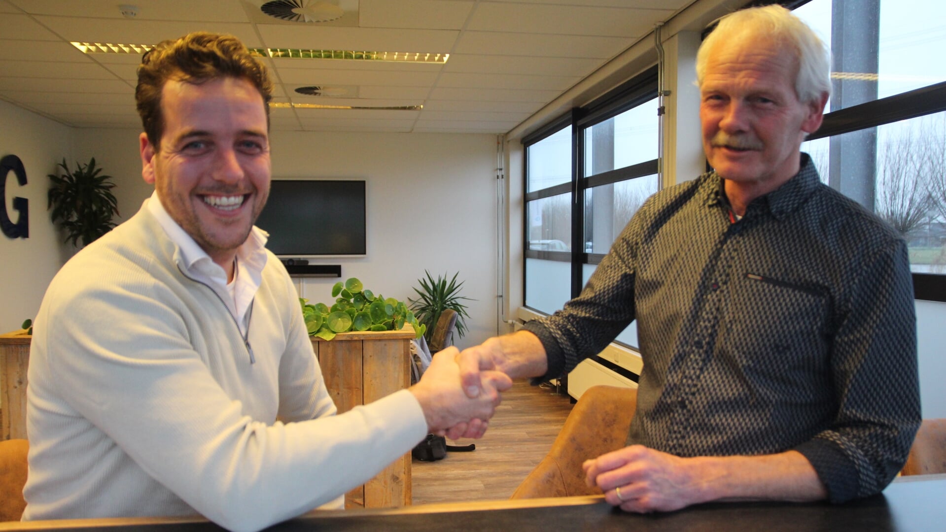 Sam van der Burg en Piet van der Ploeg geven elkaar een hand als teken van nauwe samenwerking!