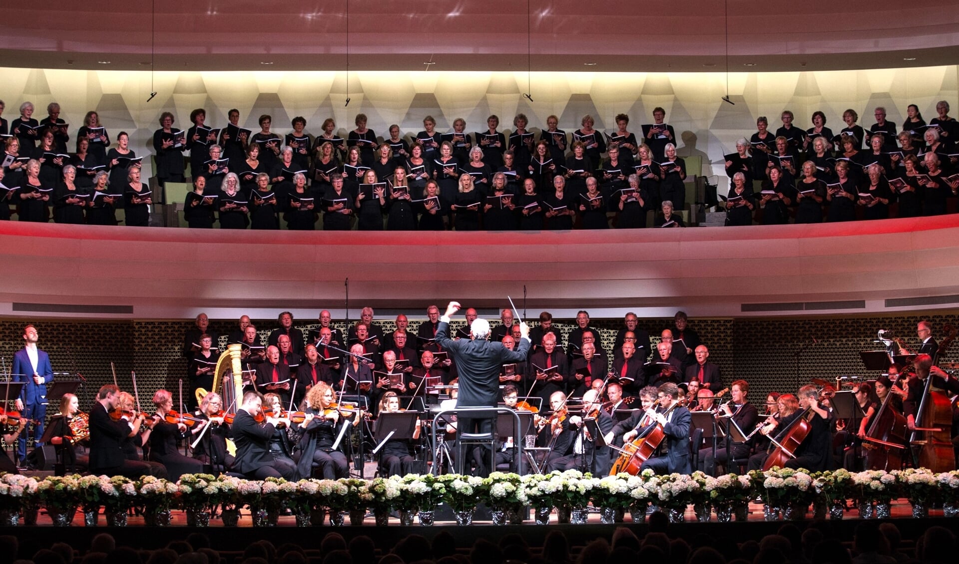 De imposante Jerusalem Passion wordt uitgevoerd door een deel van het JP-koor o.l.v. Hans Matla met daarbij diverse solisten en begeleiders.