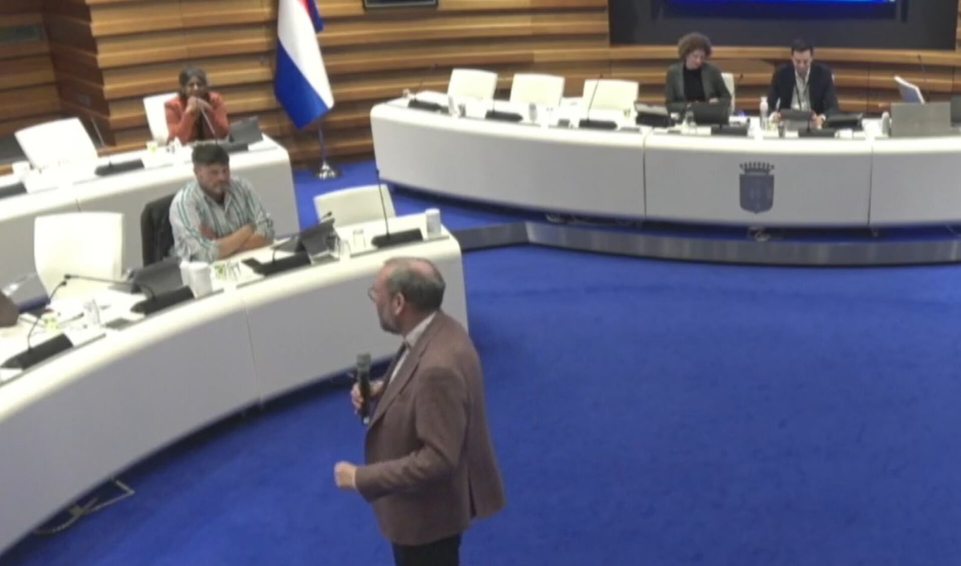 Lucas Meijs spreekt de aanwezigen toe in de raadzaal van Lansingerland.