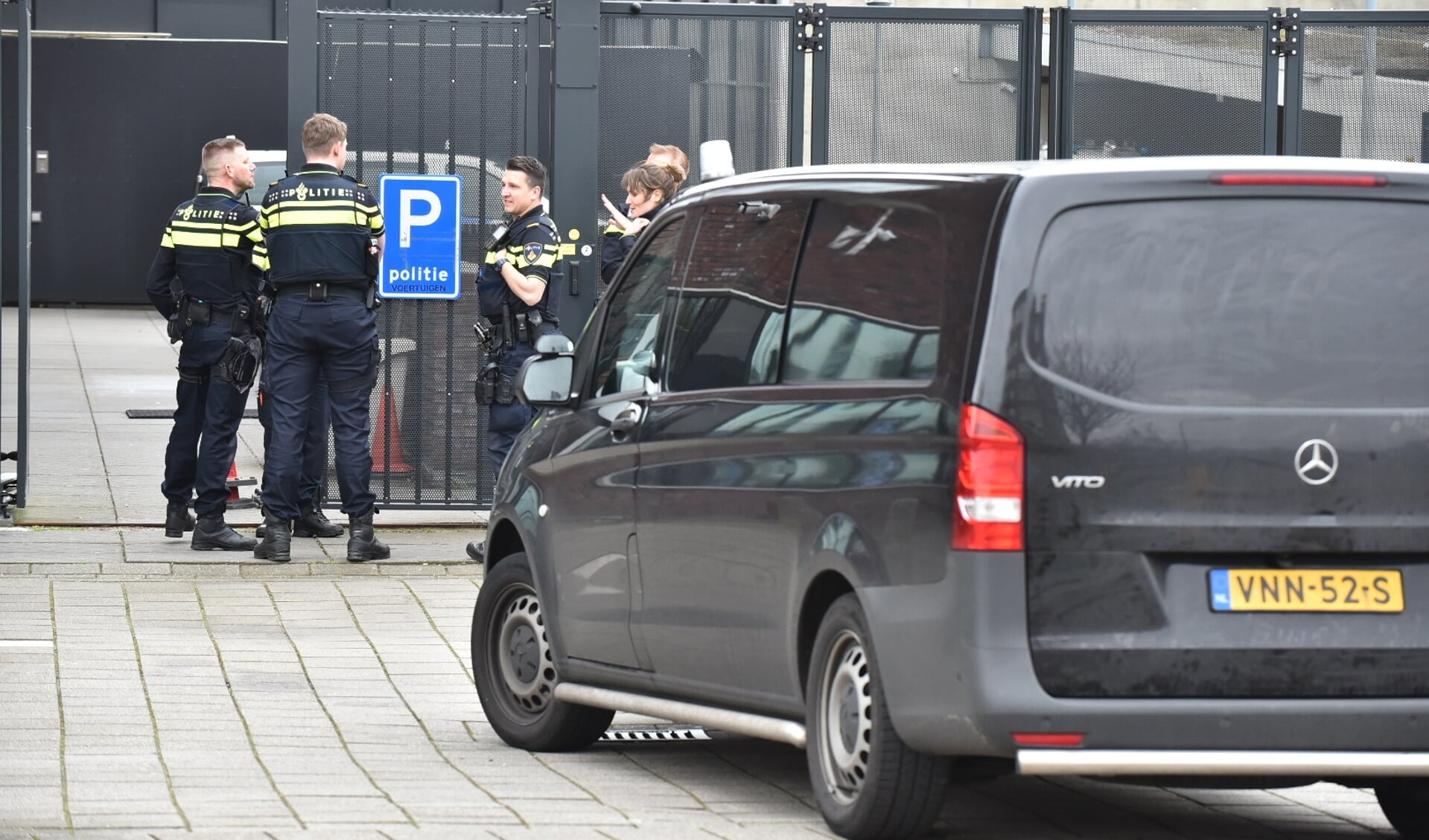 Het politiebureau werd na het bezorgen van de explosieven ontruimd en de politieagenten wachtten het verloop van het onderzoek buiten af (foto: Bob van Keulen).