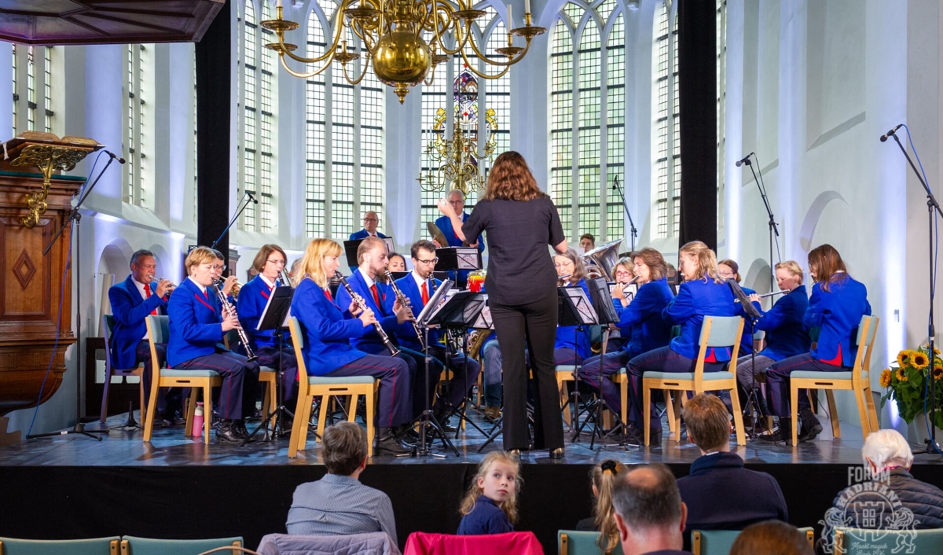 De harmonie onder leiding van Patricia Kerkbrug (foto: Stefan Osnabrug).