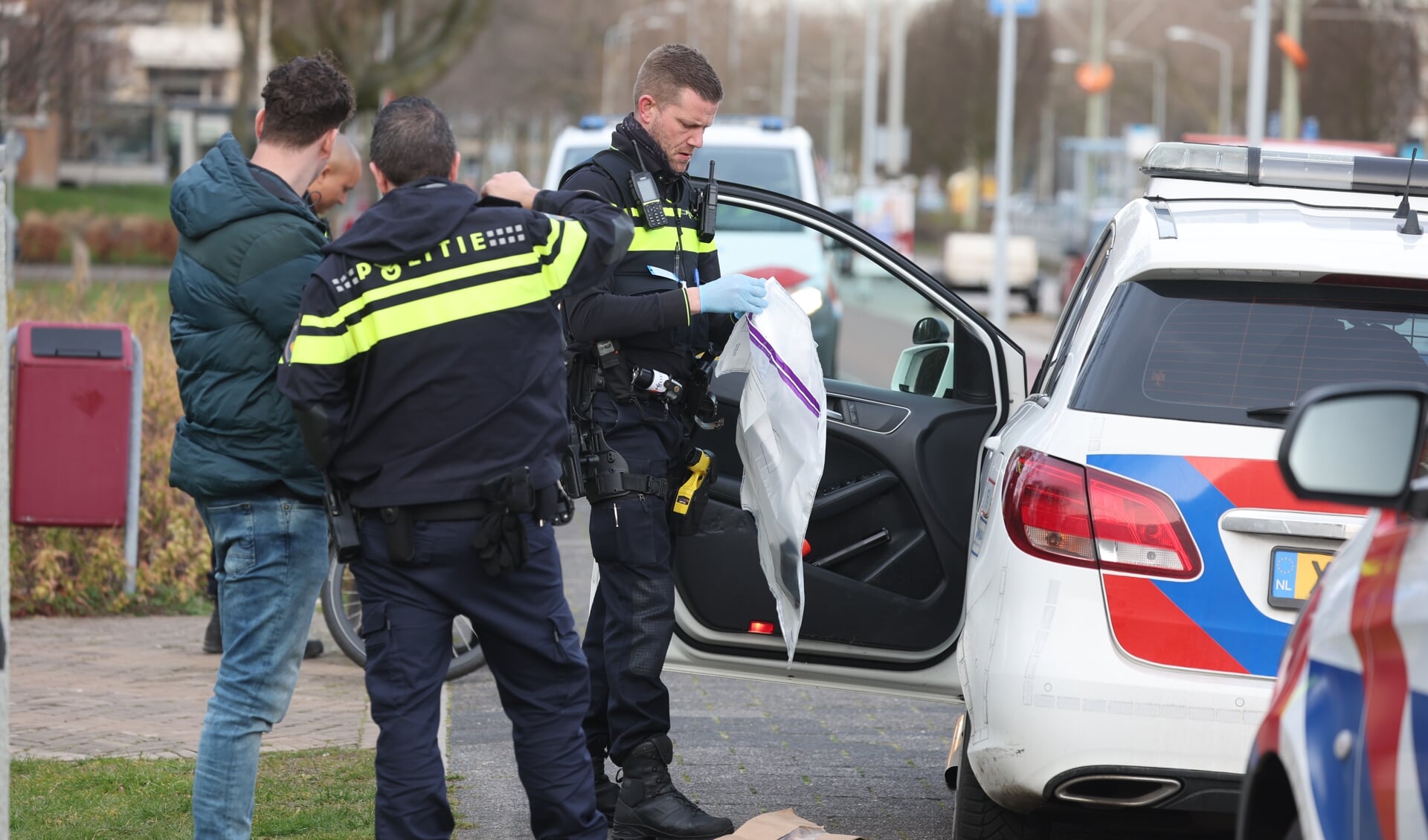 De politie nam de door de vrouw staande gehouden straatrover over en verrichtte onderzoek in de omgeving (foto: Rene Hendriks).