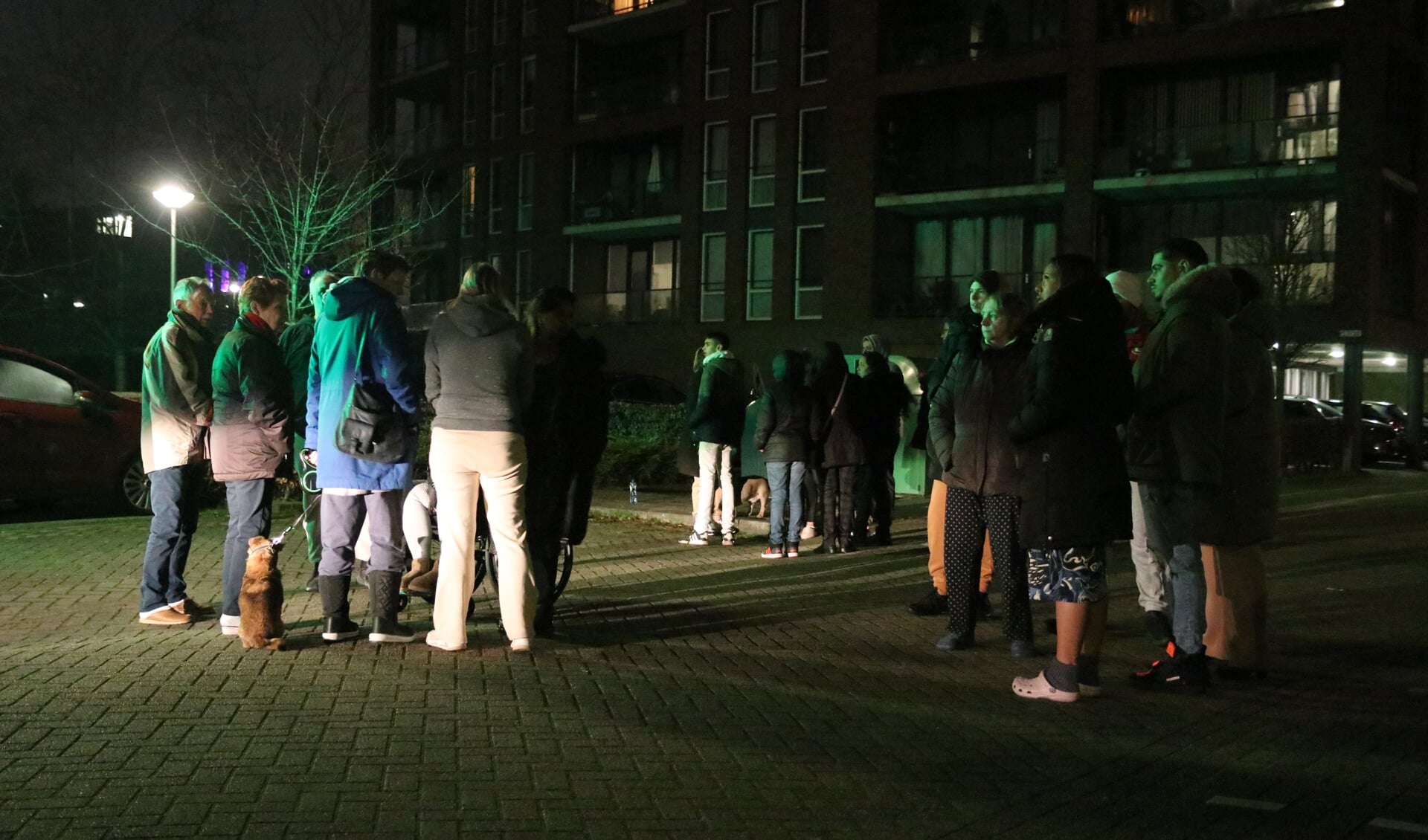 Zo'n twintig bewoners van het appartementencomplex stonden midden in de nacht op straat. Voor een deel is snel opvang geregeld door gemeente en omwonenden. (Foto: Spa Media)