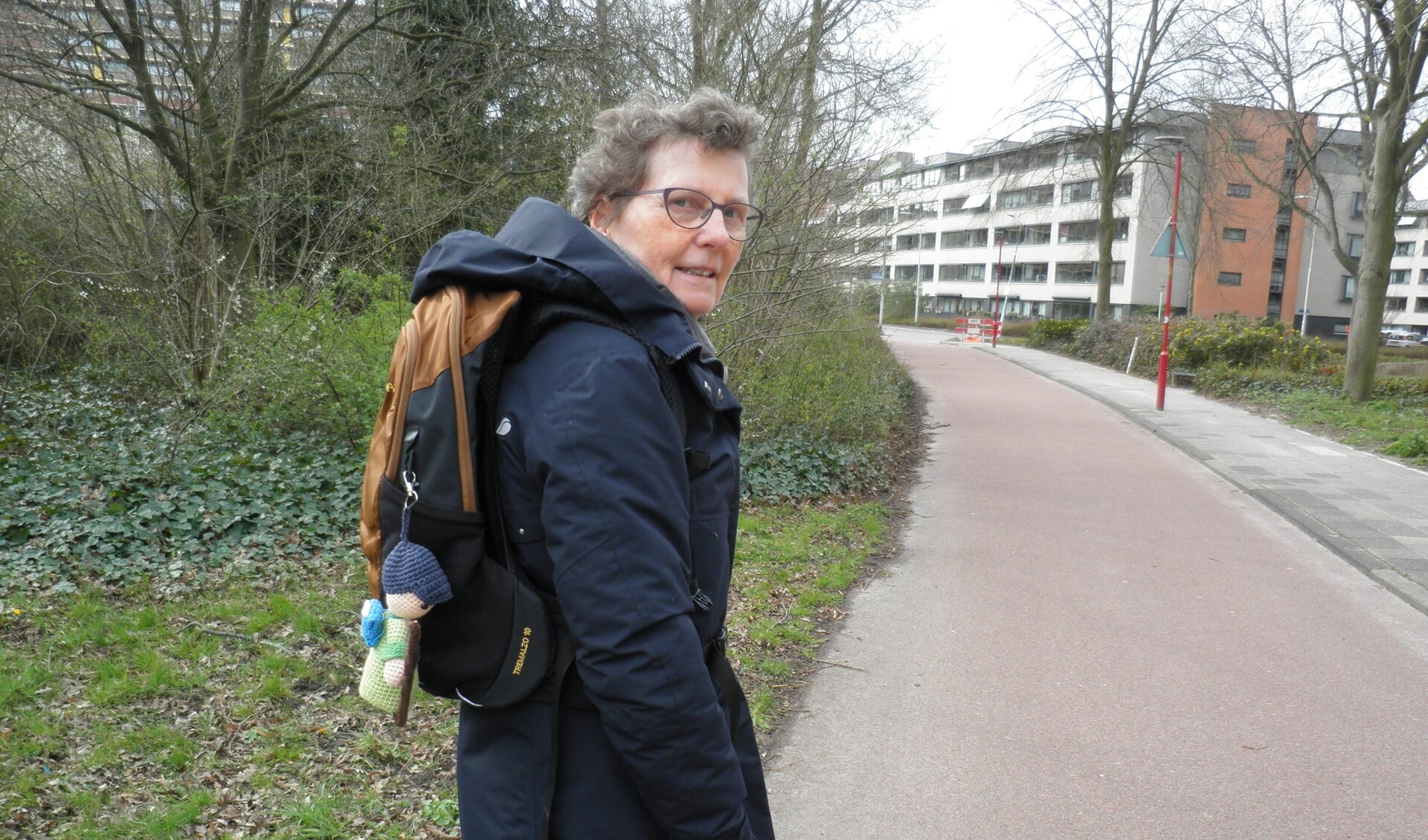 Gerda Griffioen doet zelf mee aan de wandeltochten en heeft een pelgrimspopje op haar rugtas. Foto Kees van Rongen 