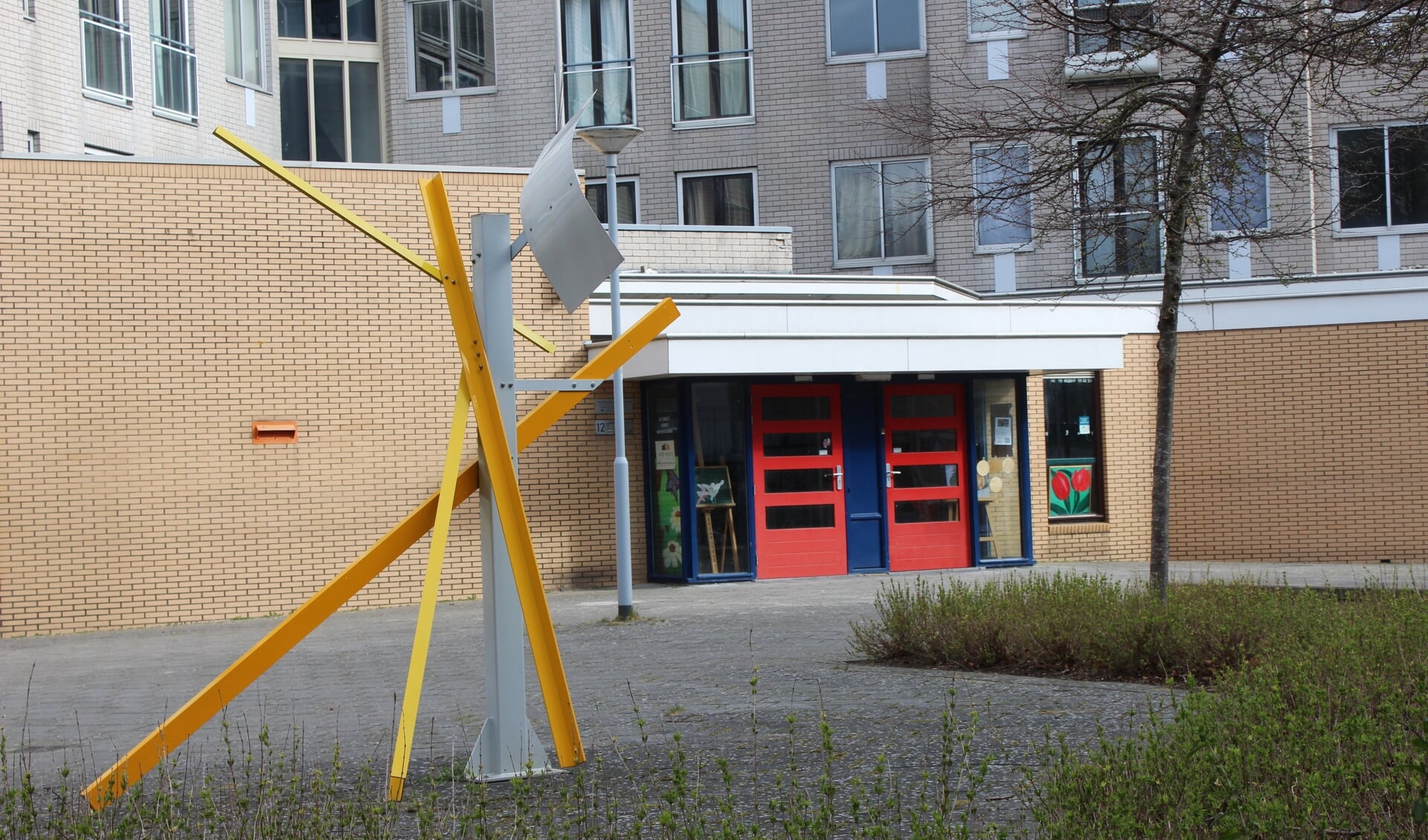De voormalige bibliotheek aan het Fluitpolderplein wordt weer in gebruik genomen; de nieuwe vestiging aan het Fluitpolderplein 5 wordt waarschijnlijk verkocht of verhuurd (foto: DJ).