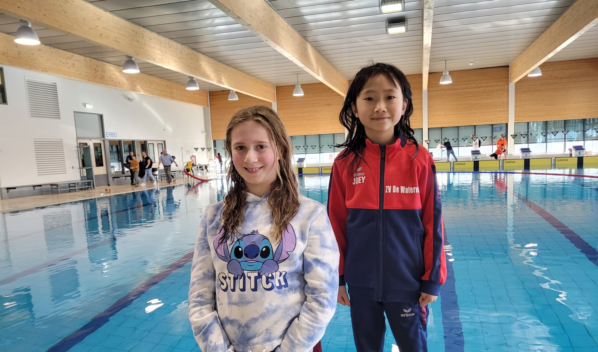 Isabella en Joey in het zwembad in Papendrecht na de wedstrijd op zaterdag.