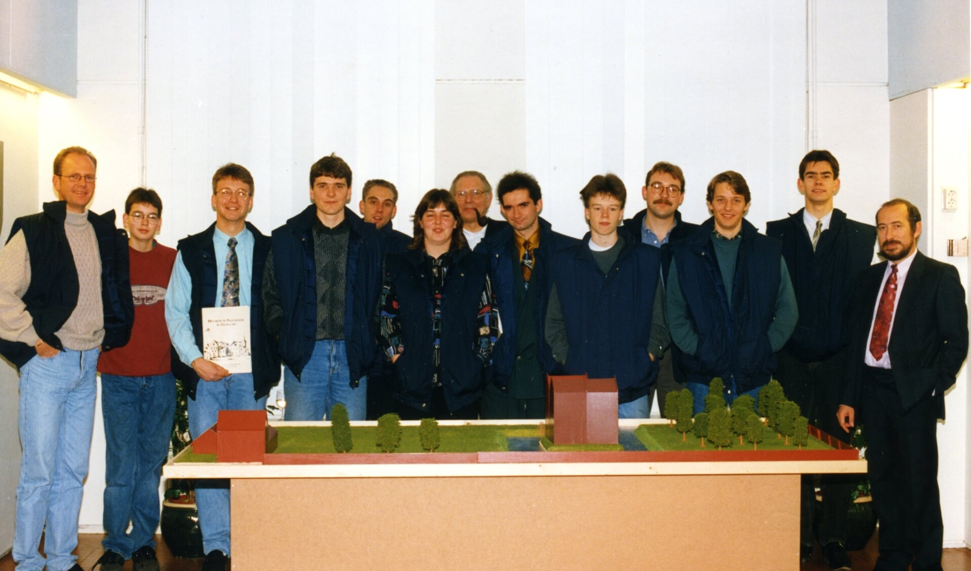 De Archeologische Werkgroep Zoetermeer bij de expo over het Huis te Palenstein in Museum ’t Oude Huis, 1993 met links Ronald Grootveld.
