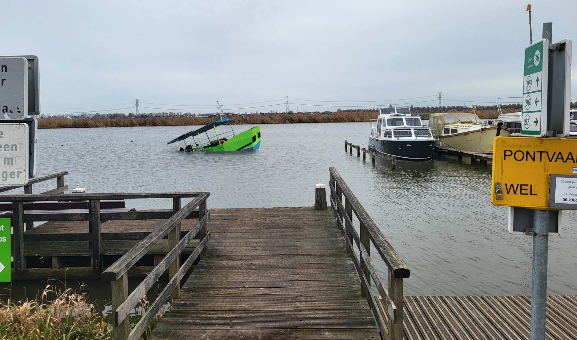 Het pontje leek nog even te blijven drijven, maar zakte toch al snel naar de bodem van de Rotte. Zaterdag rond 13.00 uur is de berging.