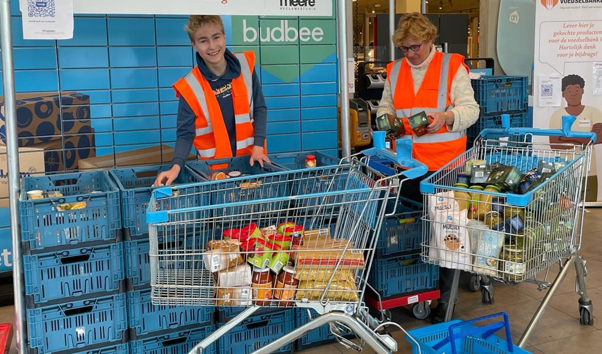 Bij drie supermarkten stonden vrijwilligers klaar om de producten in ontvangst te nemen