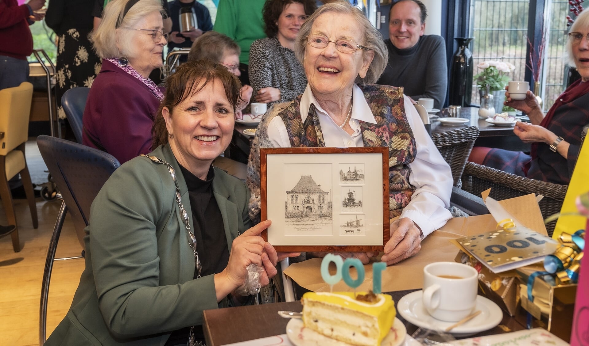 Wethouder Bianca Bremer kwam als loco-burgemeester mw. Pielage feliciteren met haar 100e verjaardag (foto: Michel Groen).