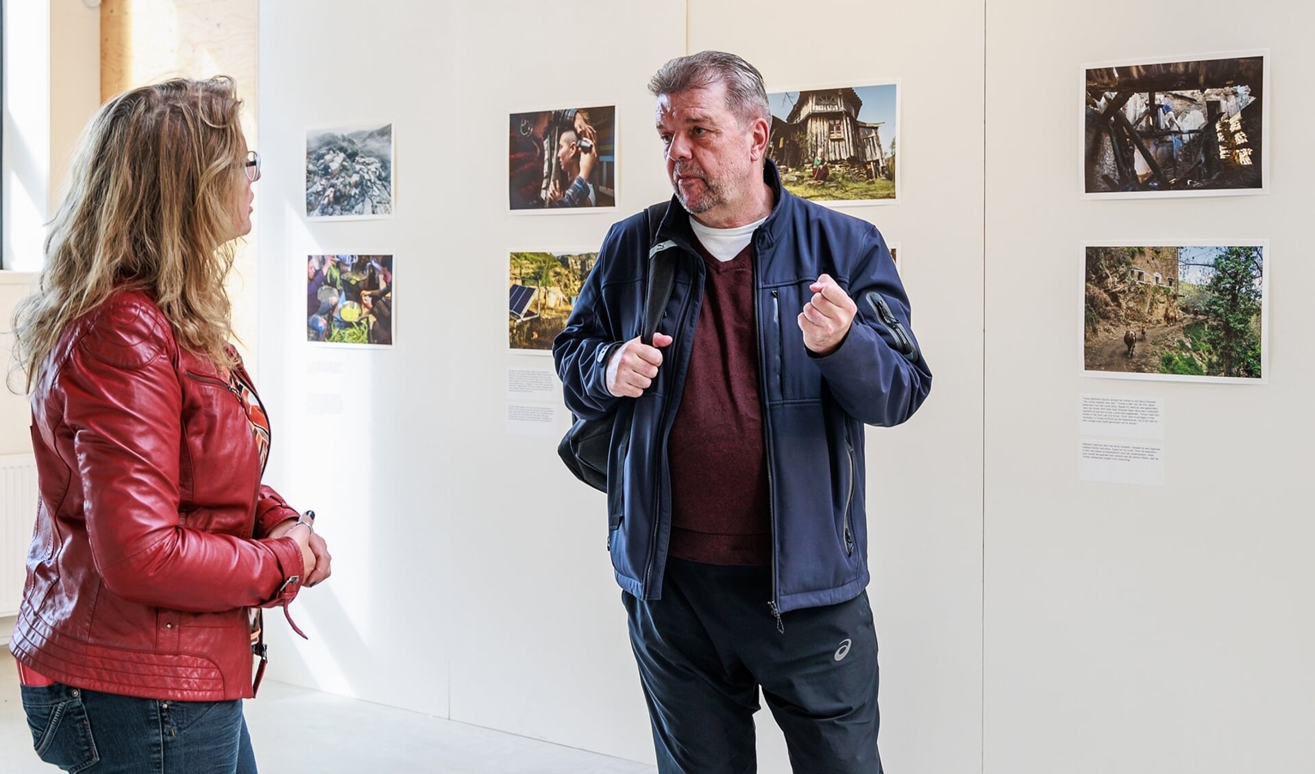  Kunstenaar Werner van der Zwan vertelt meer over zijn werk tijdens de finnisage. Foto Catherine Terpstra