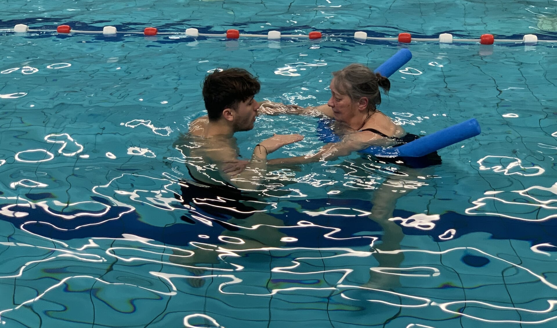 Kleinzoon Menno zwemt met zijn oma Diana (foto: Annemarie de Vries).