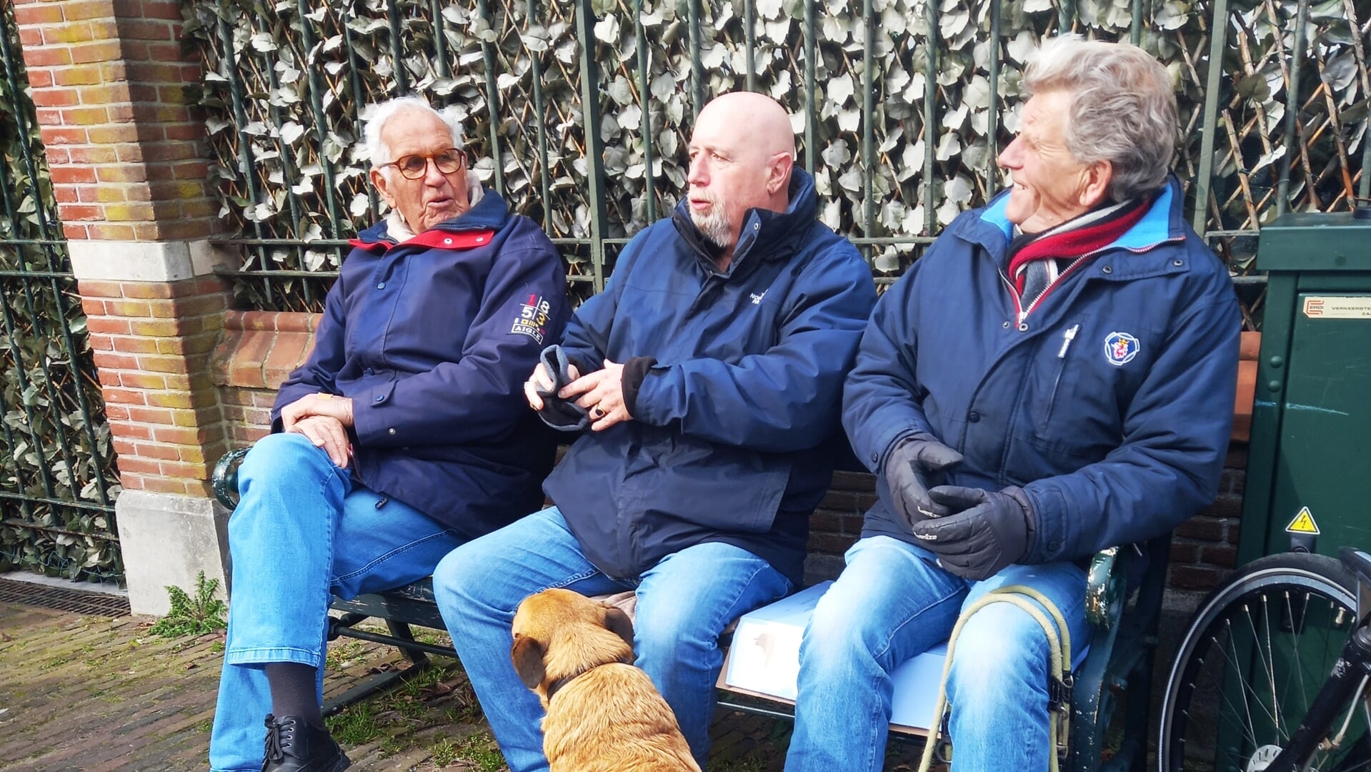 De 65-plussers op het oude 'ouwe lullen bankje' bij de sluis in Leidschendam .