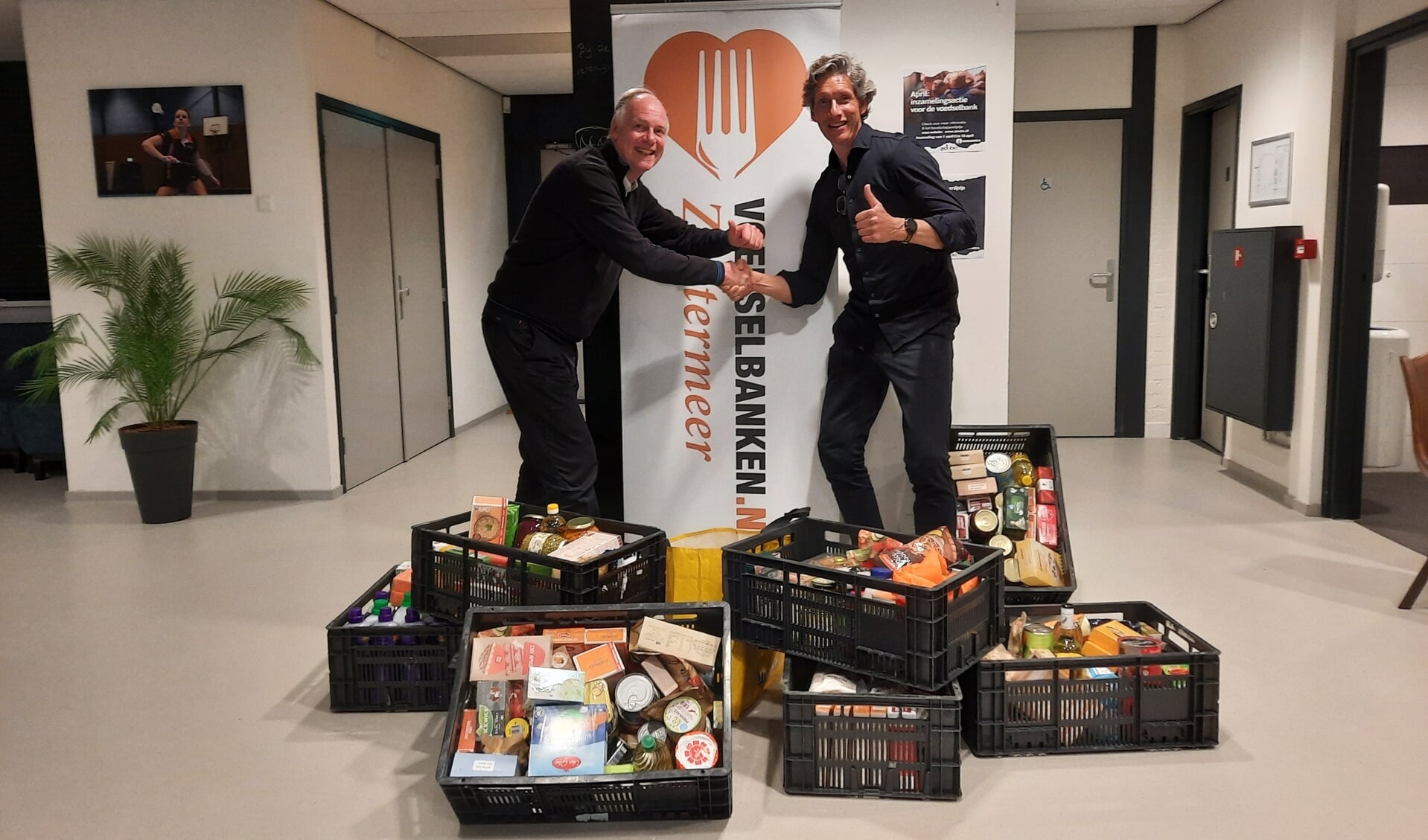 Johan Pronk van de Voedselbank Zoetermeer (rechts) bedankt Marcel Verbeek van ZOVOC voor de steun. Foto PR