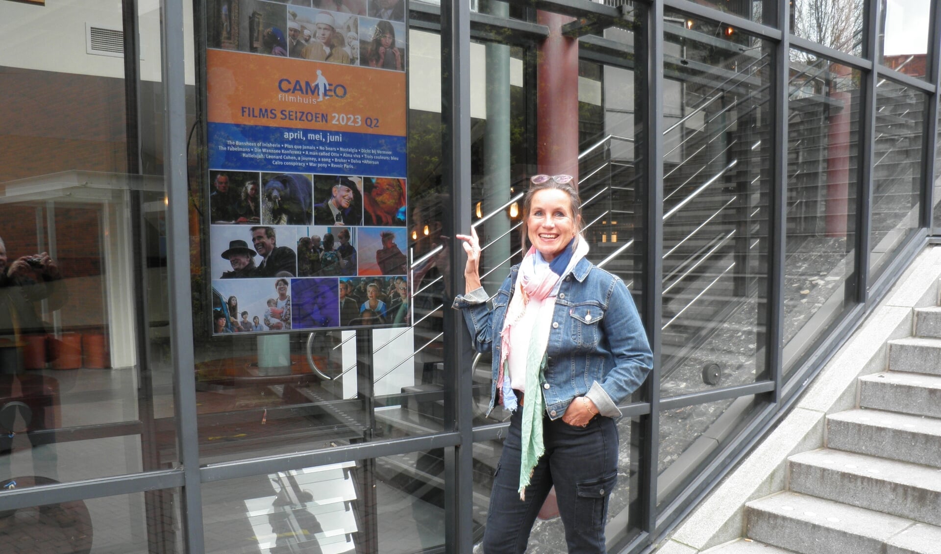 Yvonne Rijs, voorzitter Filmhuis Cameo, bij de poster met films in het Stadstheater. Foto Kees van Rongen