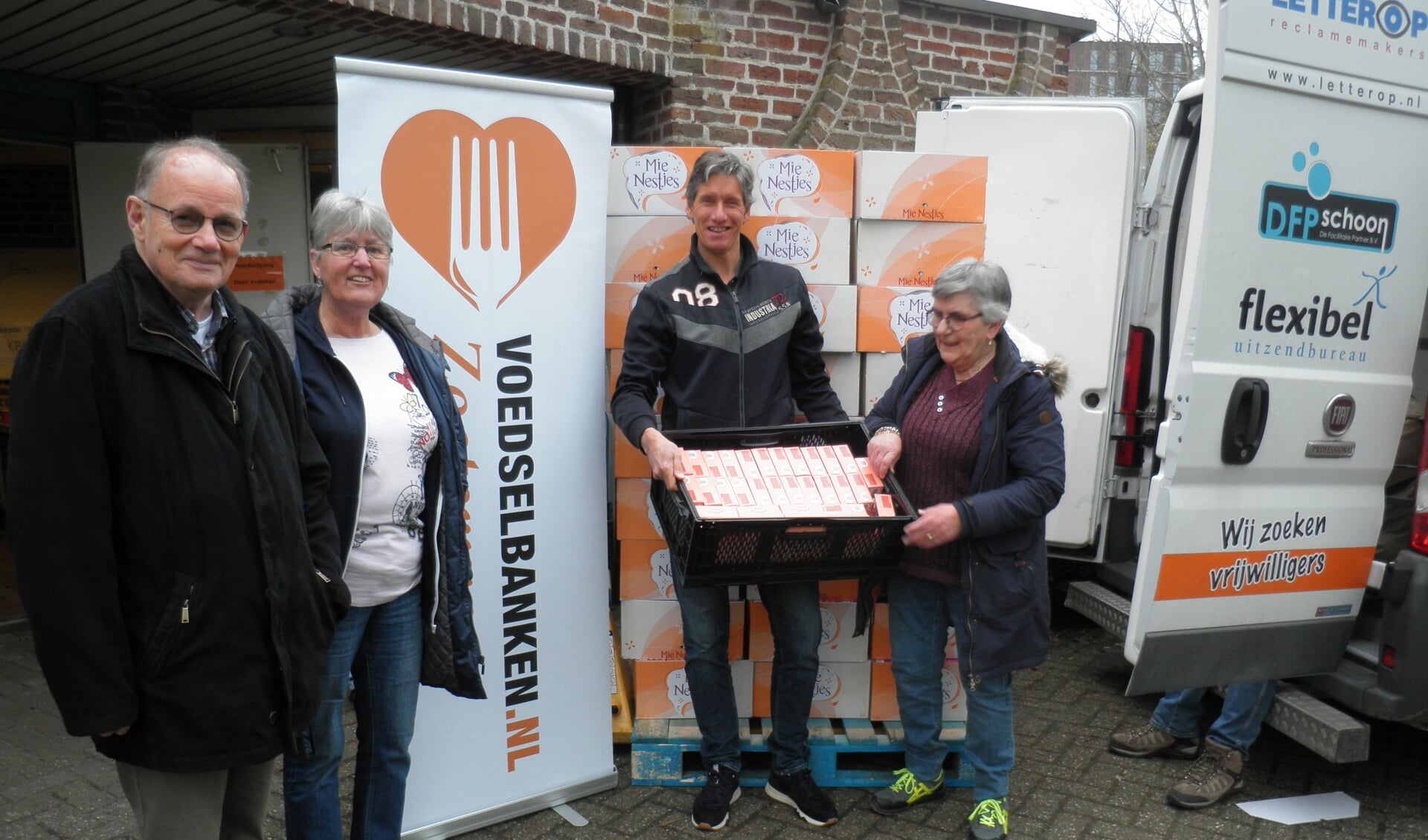 Jacob Ingenhoes (links) en Joke van Egmond van de Vincentiusvereniging overhandigden 420 pakketten aan Johann Pronk van de Voedselbank in Zoetermeer. Foto Kees van Rongen