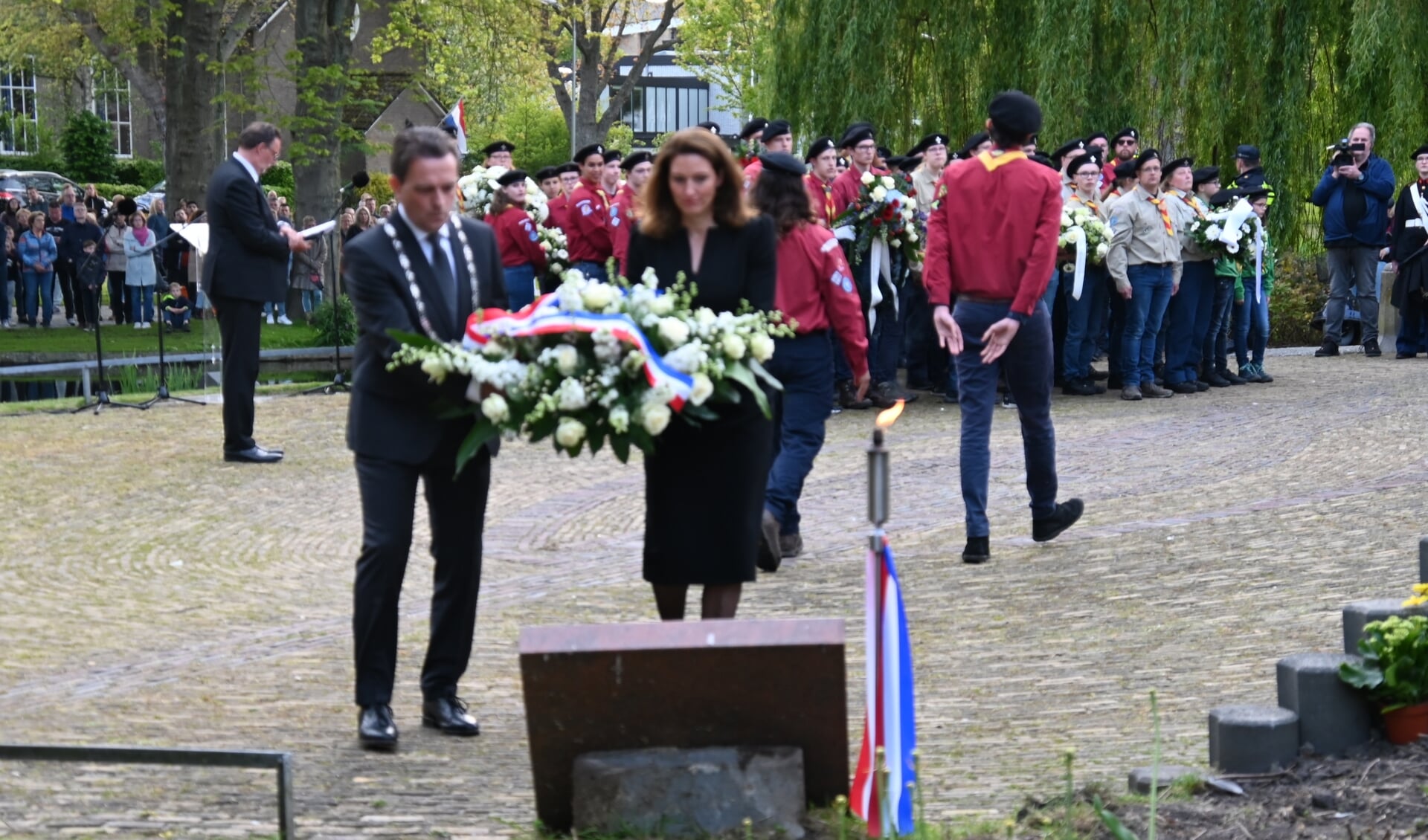 Burgemeester Michel Bezuijen en zijn vrouw Nicole Bezuijen leggen bloemen bij het oorlogsmonument. Foto: Archief/Gerard van Warmerdam