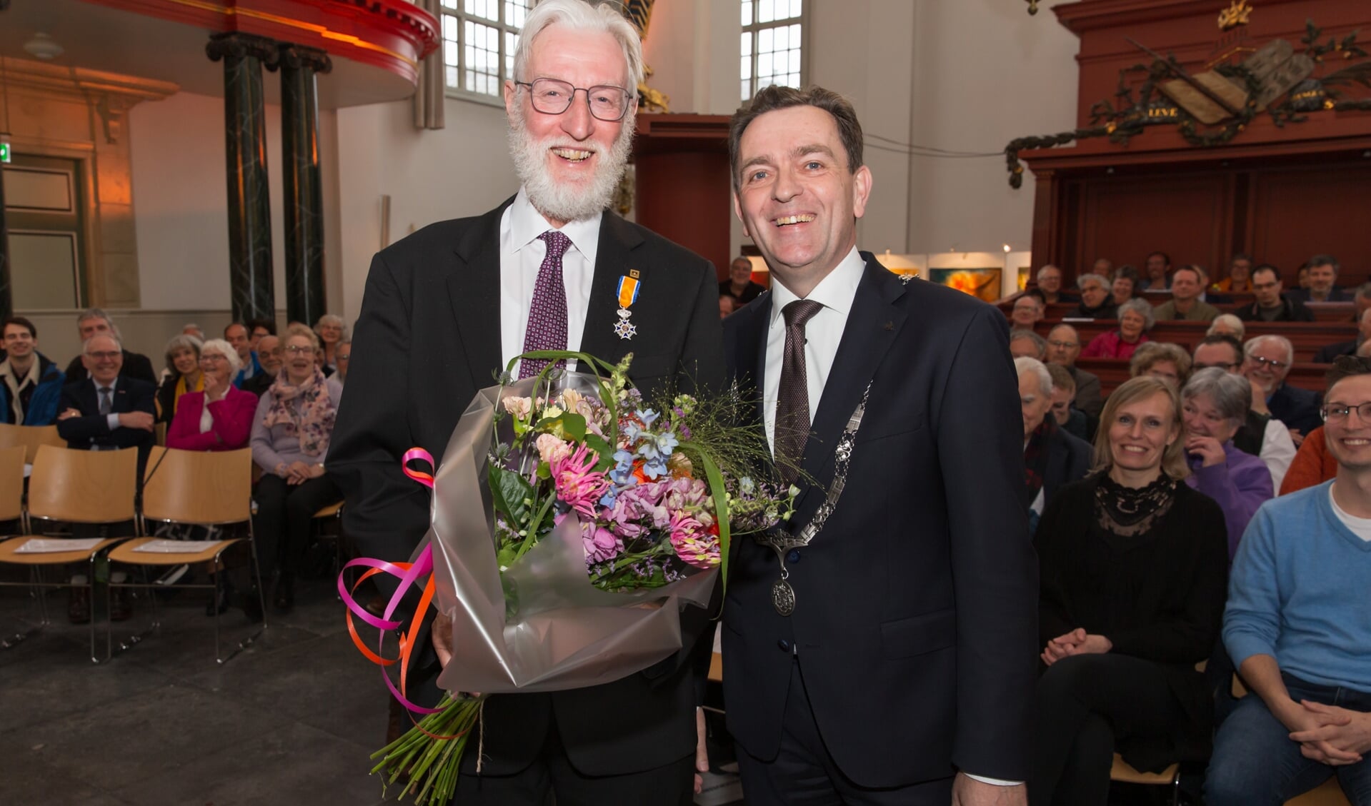 Ronald de Jong krijgt lintje van burgemeester Bezuijen. Foto: Patricia Munster