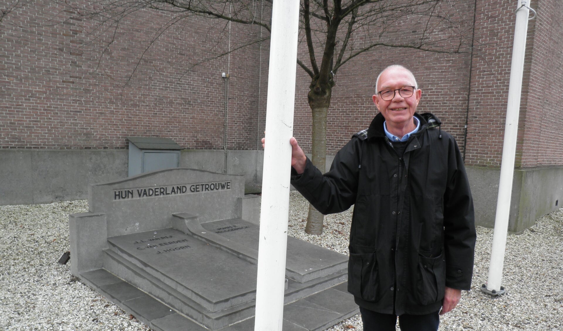 Voorzitter van Stadsgidsen Zoetermeer Kees Doodeman bij het eregraf van vier slachtoffers tijdens de laatste dagen van de Tweede Wereldoorlog onderdeel van de stadswandeling: Zoetermeer in Oorlogstijd. Foto Kees van Rongen
