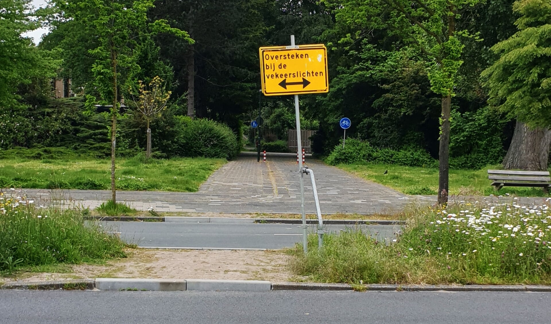 Behalve dat buurtbewoners tegen afsluiting van de oversteek zijn, is er ook een spellingsfout op het bord gemaakt (foto: Robert Nolet).