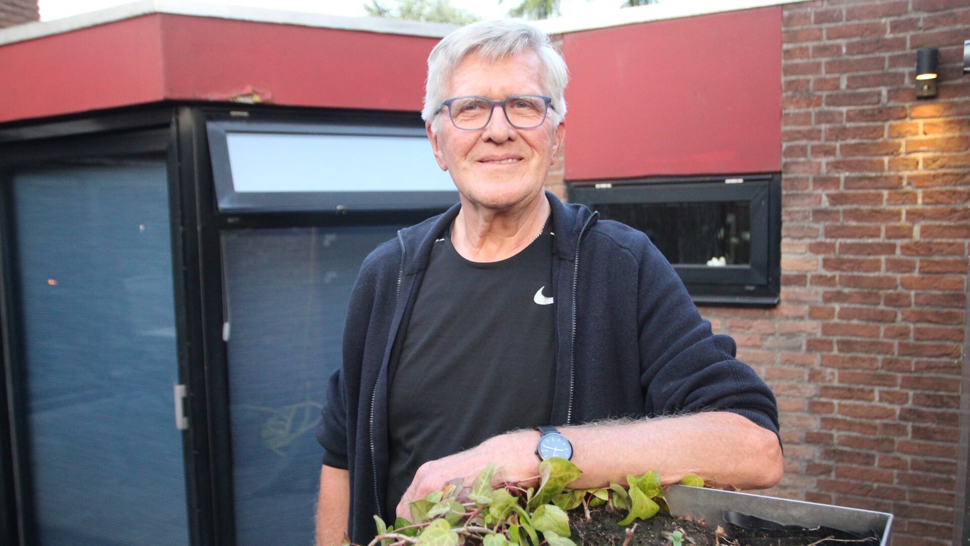 Piet van der Burg is 77 maar onderneemt nog van alles: van het met bloemen versieren van het Sint-Pietersplein tot het organiseren van fietstochten.