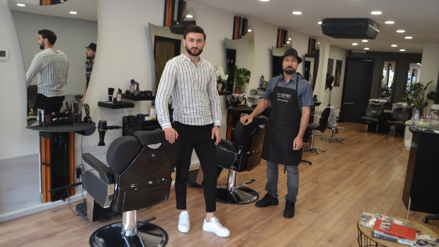 Vluchtelingen uit Irak beginnen eigen kapperszaak