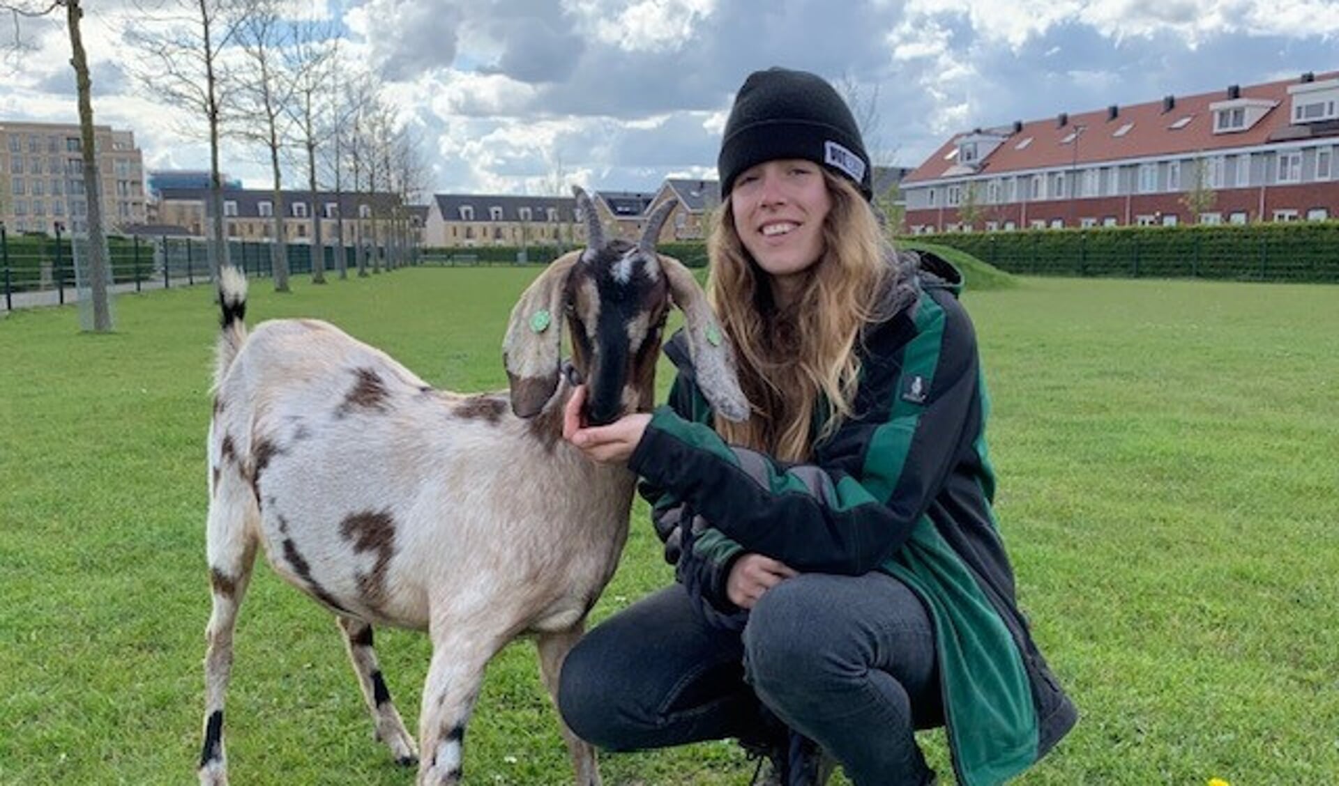 Dierenverzorgster Anneke met een jonge Nubische geit van de Weidemolen. Foto door: T. Feijen.