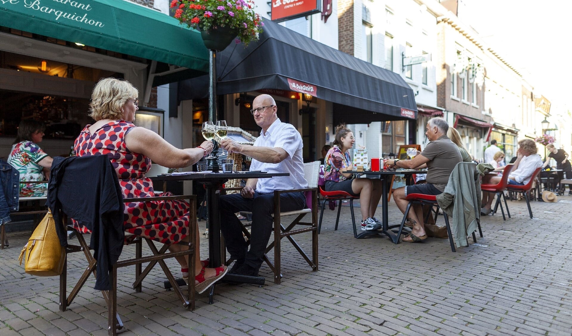 Terrassen in de Kerkstraat in Voorburg tijdens de coronaperiode (foto: Hilbert Krane).